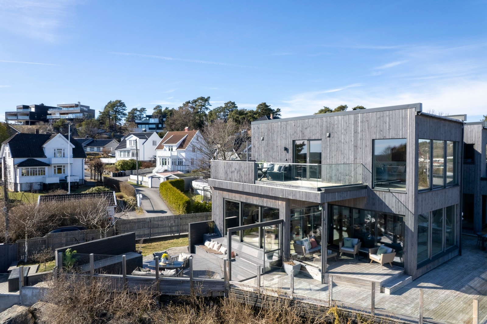 Store utearealer rundt på tomten Galleribilde