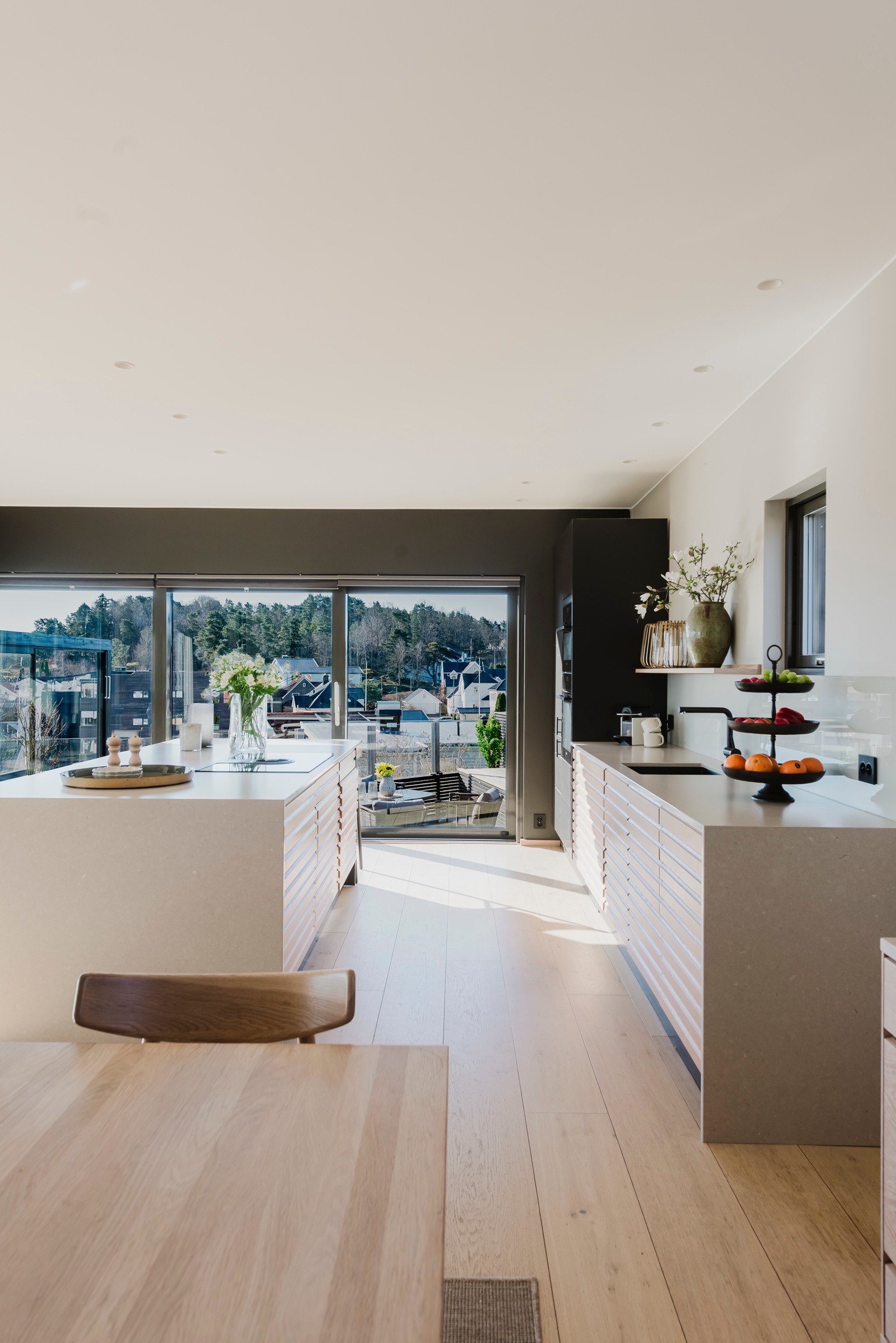 Her kan du ta med kaffekoppen og gå direkte ut på uteplassen Galleribilde