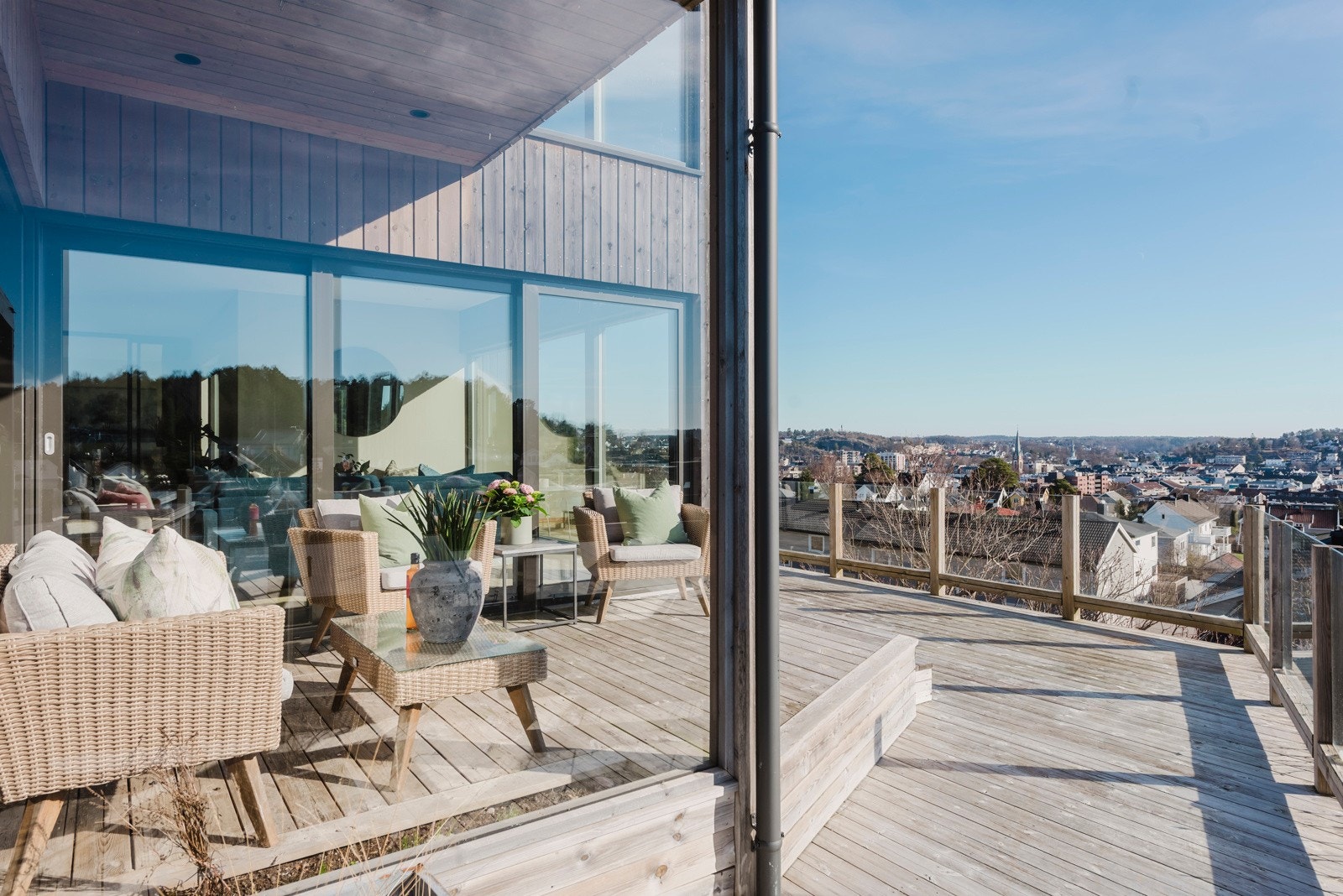 Lunchen kan man ta på terrassen mot syd Galleribilde