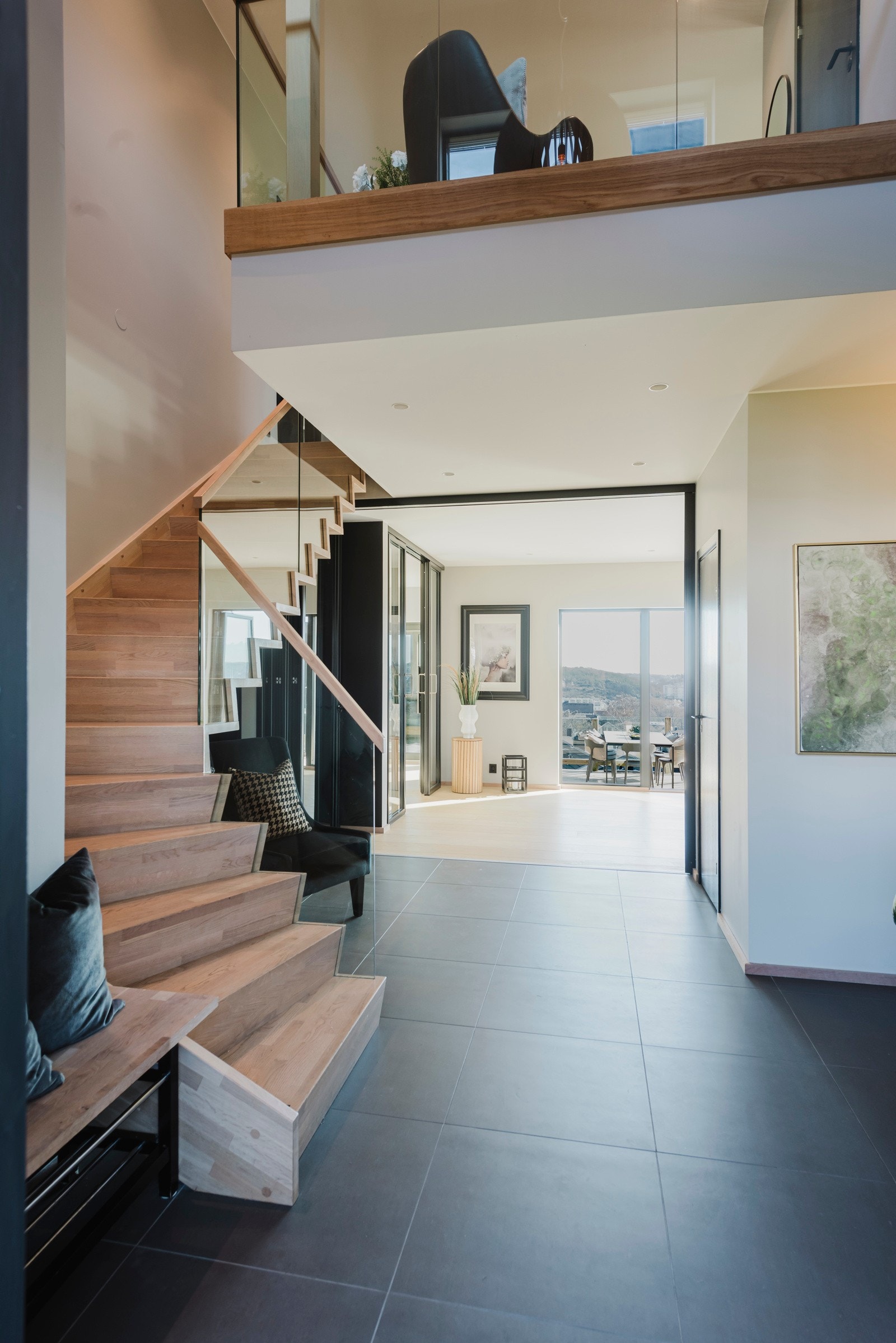 En stor lekker hall med luftig takhimling ønsker deg velkommen hjem Galleribilde