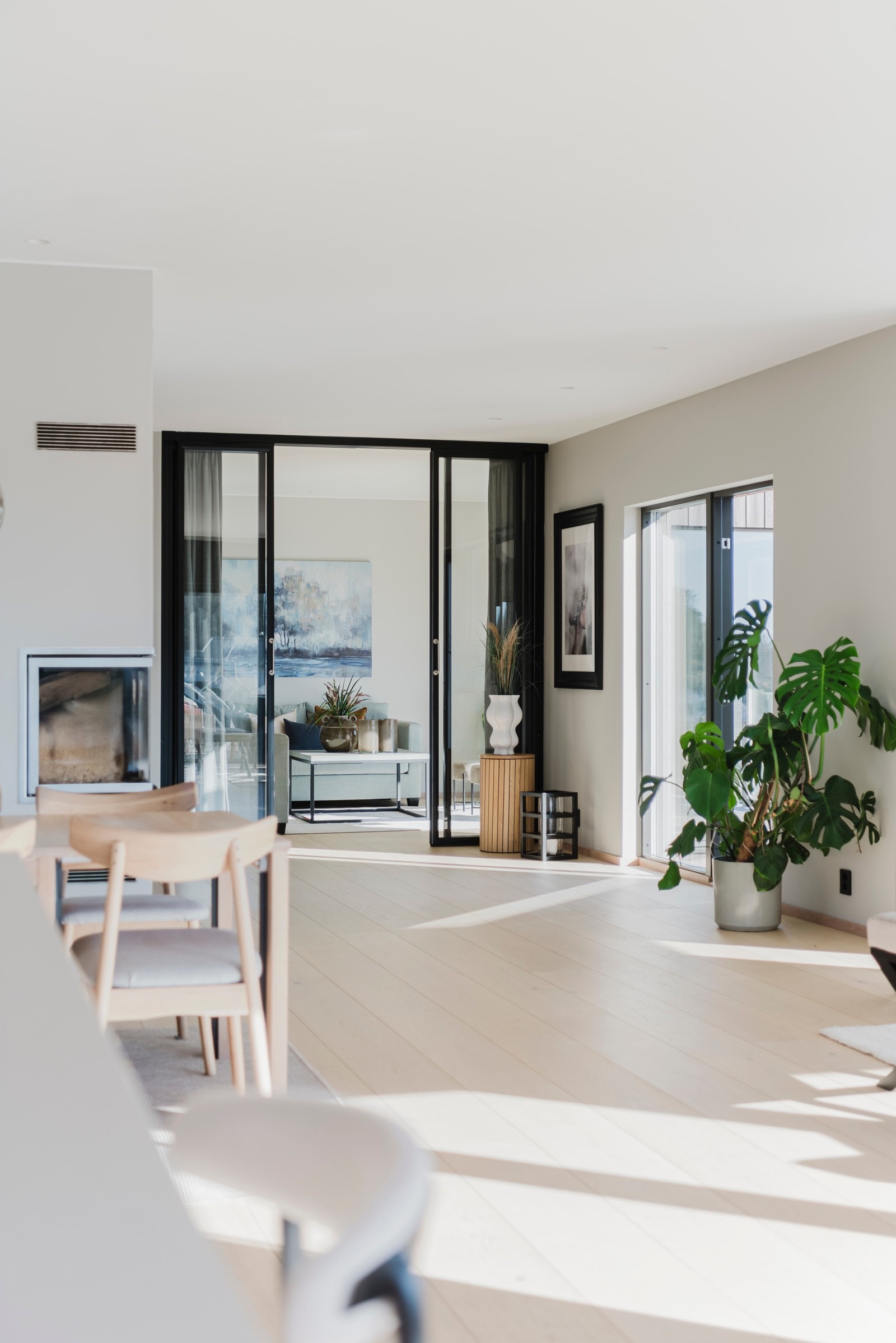 Videre fra forstuen kommer man til stue 2 i hovedetasjen Galleribilde