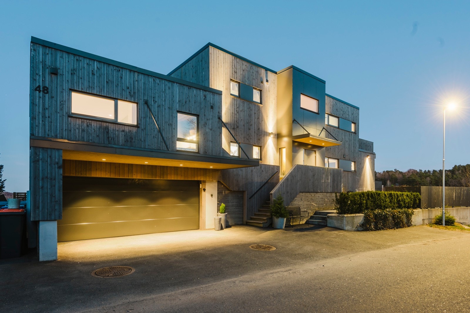 Garasje med elektrisk døråpner Galleribilde