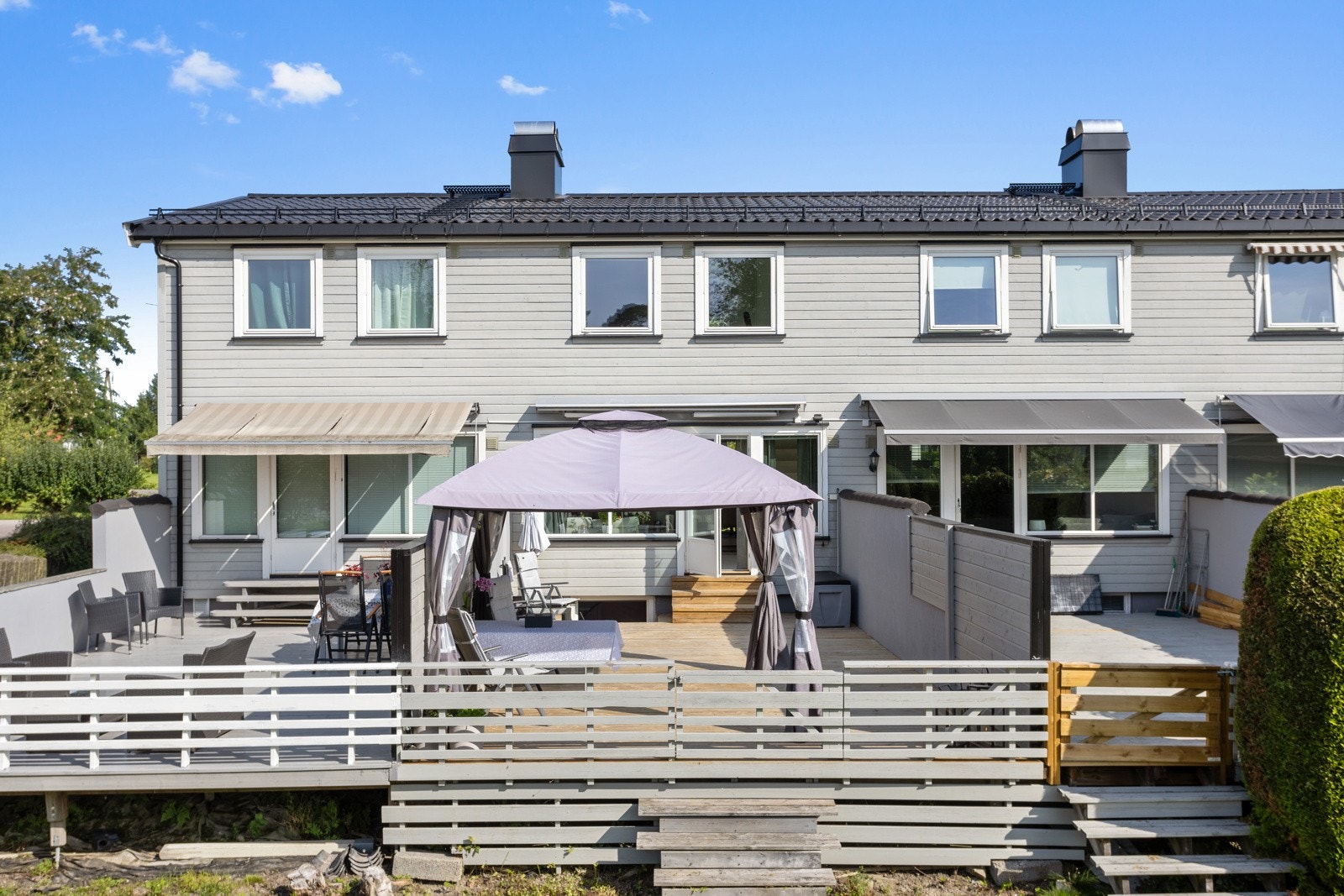Flott uteområde med stor terrasse og mye sol. Galleribilde