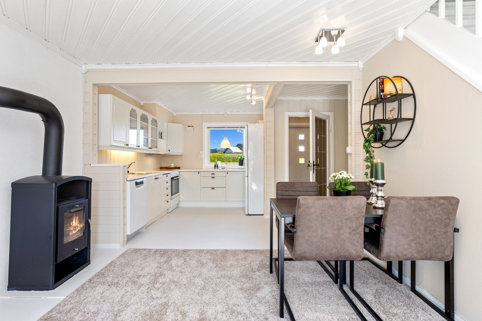 Lyst og åpent med peisovn sentralt plassert. Galleribilde