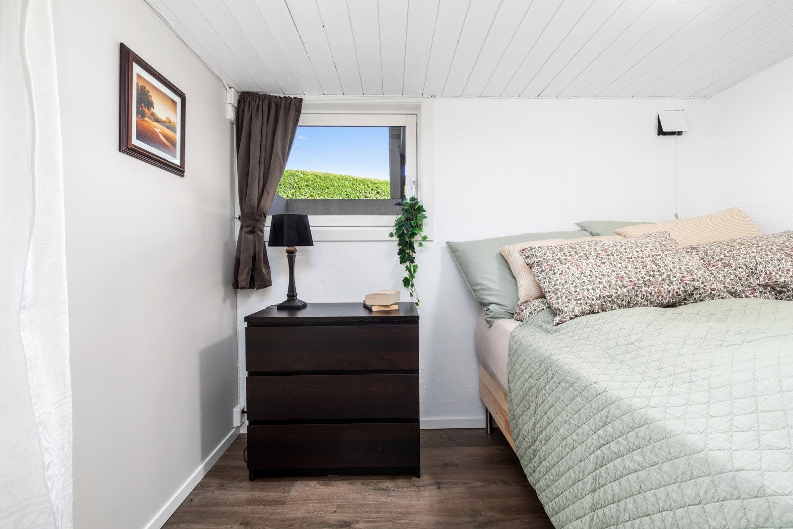 Koselig soverom med nytt vindu og lysgrav fra høst 2023. Galleribilde