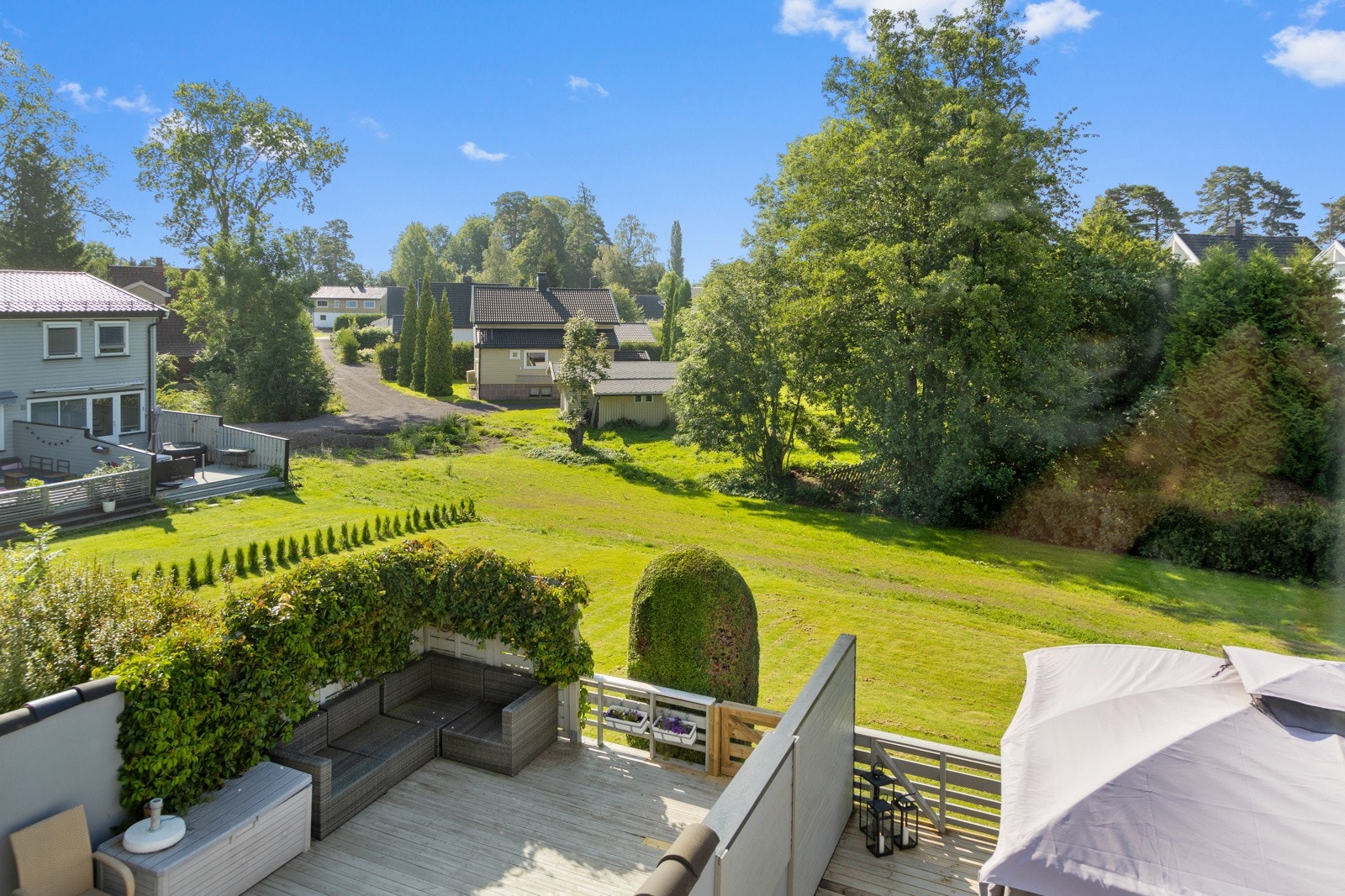 Utsyn til store fellesområder i borettslaget. Her kan man løpe 60 meter! Galleribilde