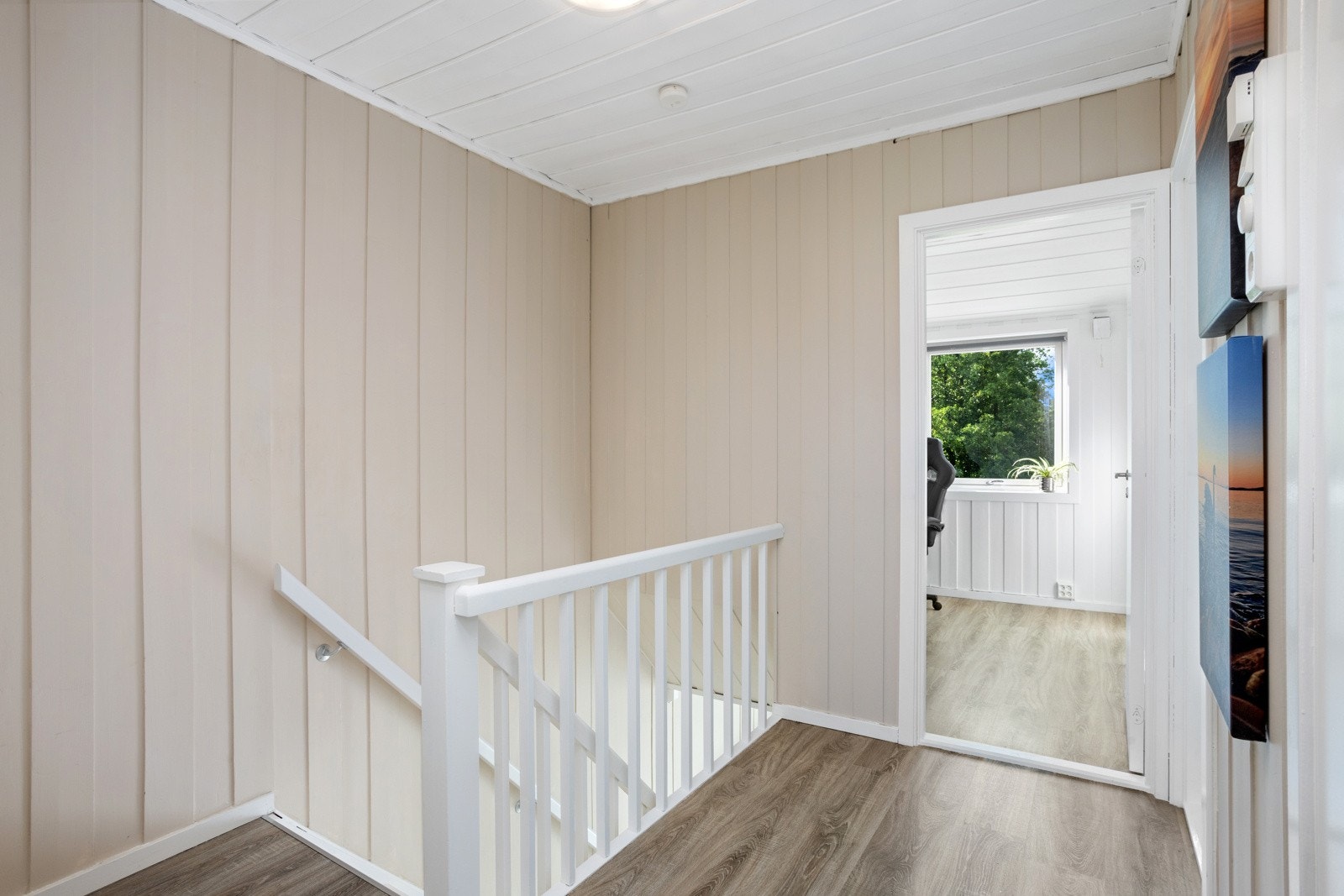 Trappegang i 2.etasje. Nymalt trapp og rekkverk, gelender fra august 2025. Galleribilde