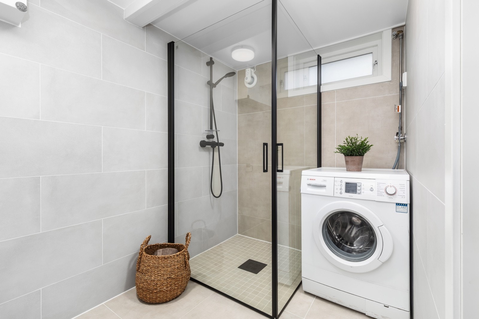 Stort dusjrom på 1 x 1 m samt opplegg for vaskemaskin. Galleribilde