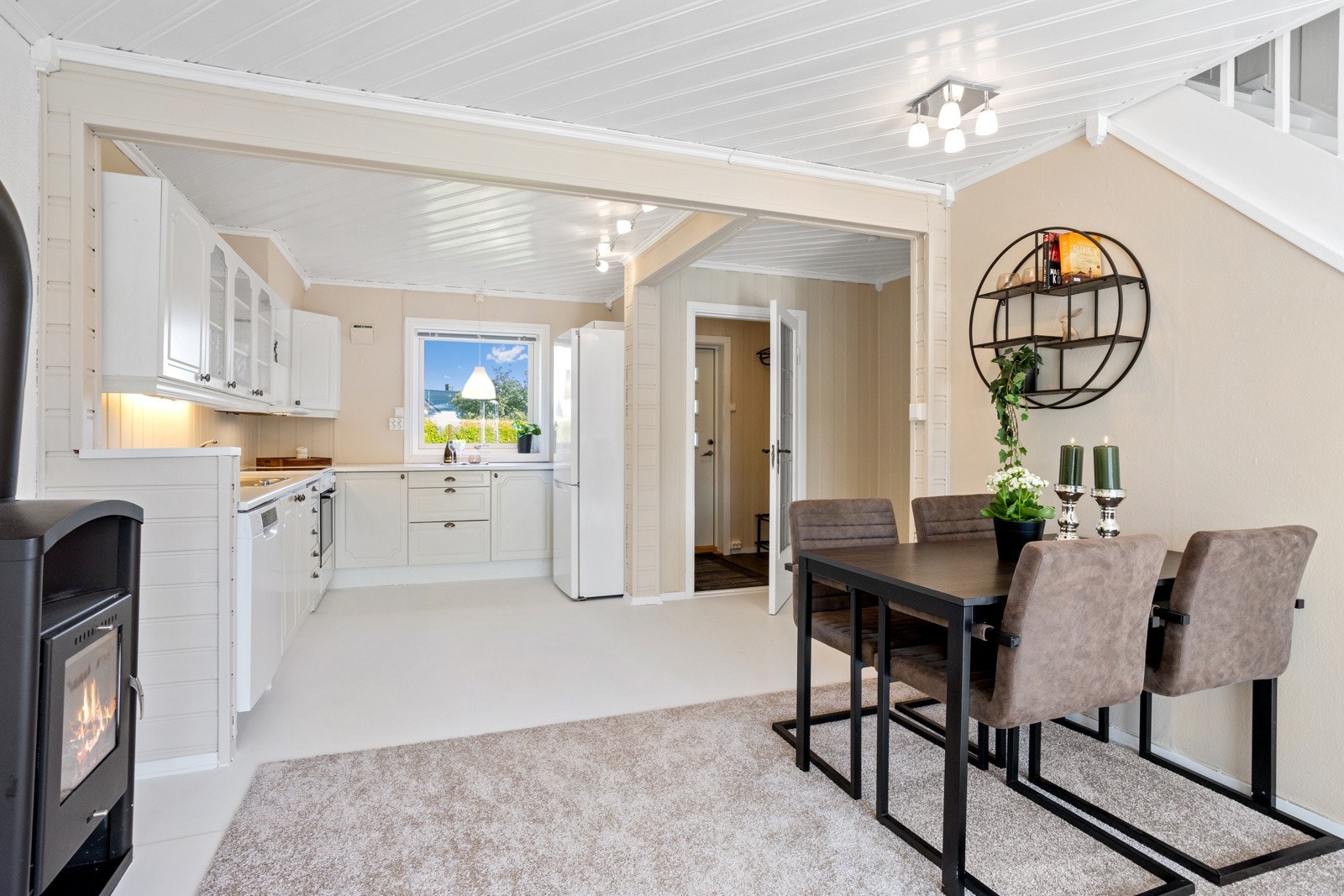 Stue og kjøkken i åpen løsning gir et sosialt samlingssted for hele familien. Galleribilde