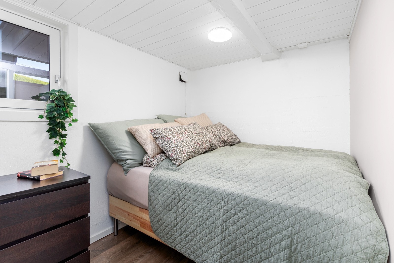 Smakfullt soverom i kjelleren. Kjelleren er omsøkt og godkjent til varig opphold. Galleribilde