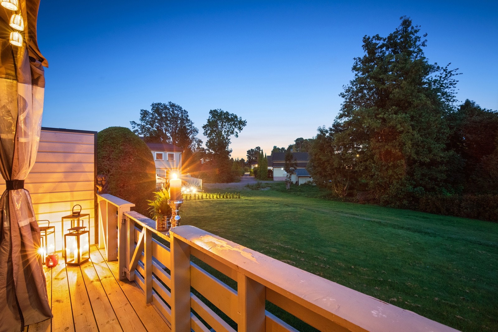 Direkte tilgang til stort felles hageområde. Her kan barna leke trygt og fritt uten gjennomgangstrafikk. Galleribilde