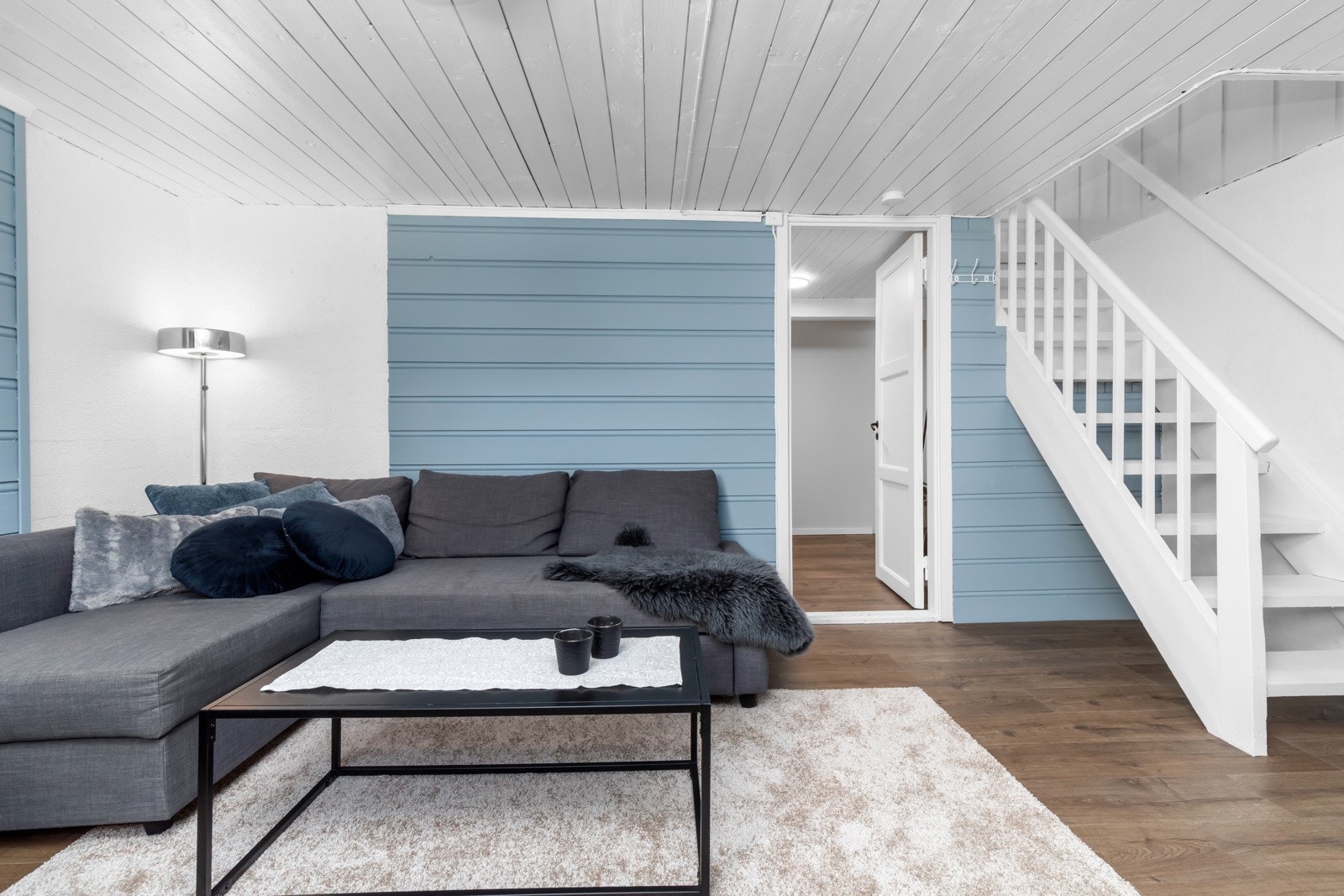 Kjelleren er bruksendret og kan brukes til varig opphold. Det er satt inn nye vinduer høst 2023 med tilhørende lysgrav. Galleribilde