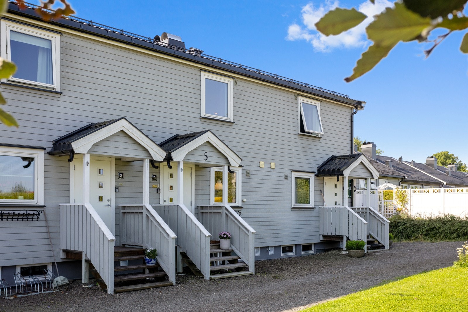 Det medfølger garasje i felles rekke. Elbillader ble montert i 2023. Nytt tak fra 2023. Galleribilde