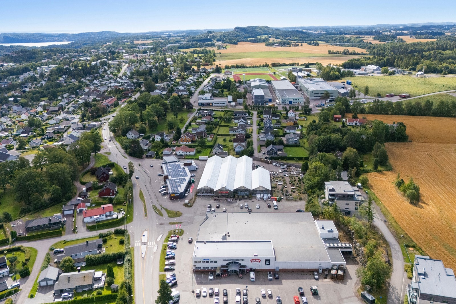 Holmestrandtoppen ligger ca. 2 km. fra boligen. 5 min gange til Kiwi. Galleribilde