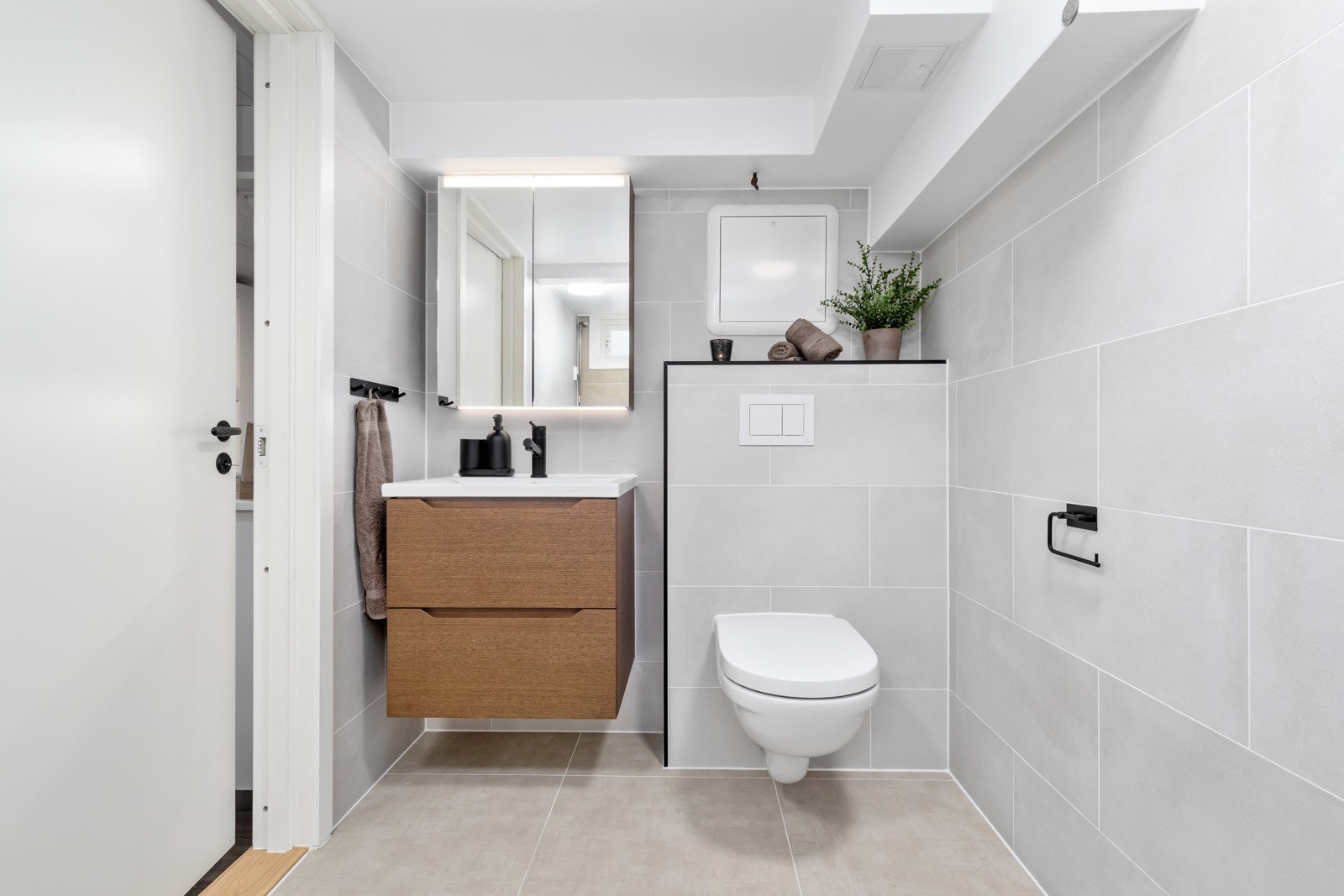 Lekkert og påkostet bad i kjelleren totalrenovert av fagfolk i 2024. Galleribilde