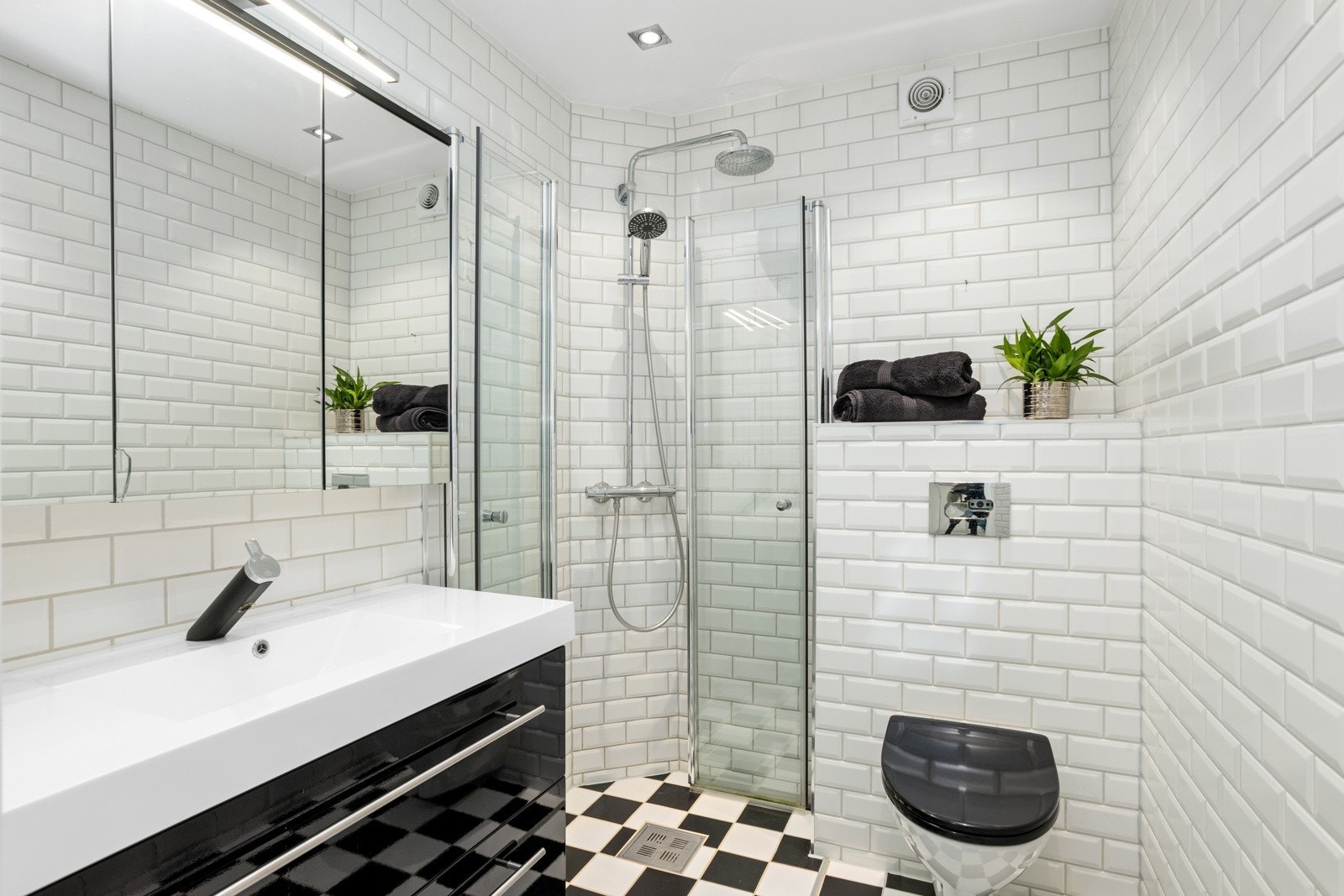 Stilrent baderom i 2. etasje, praktisk plassert i nærheten av soverommene. Galleribilde