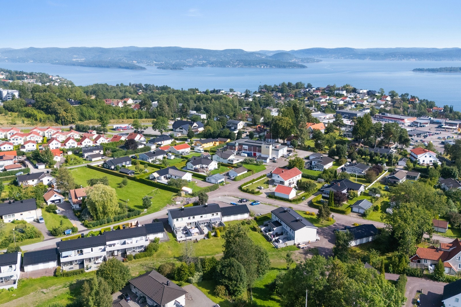 Dagligvare og servicetilbud i gangavstand. 3 min kjøring til E18. Galleribilde