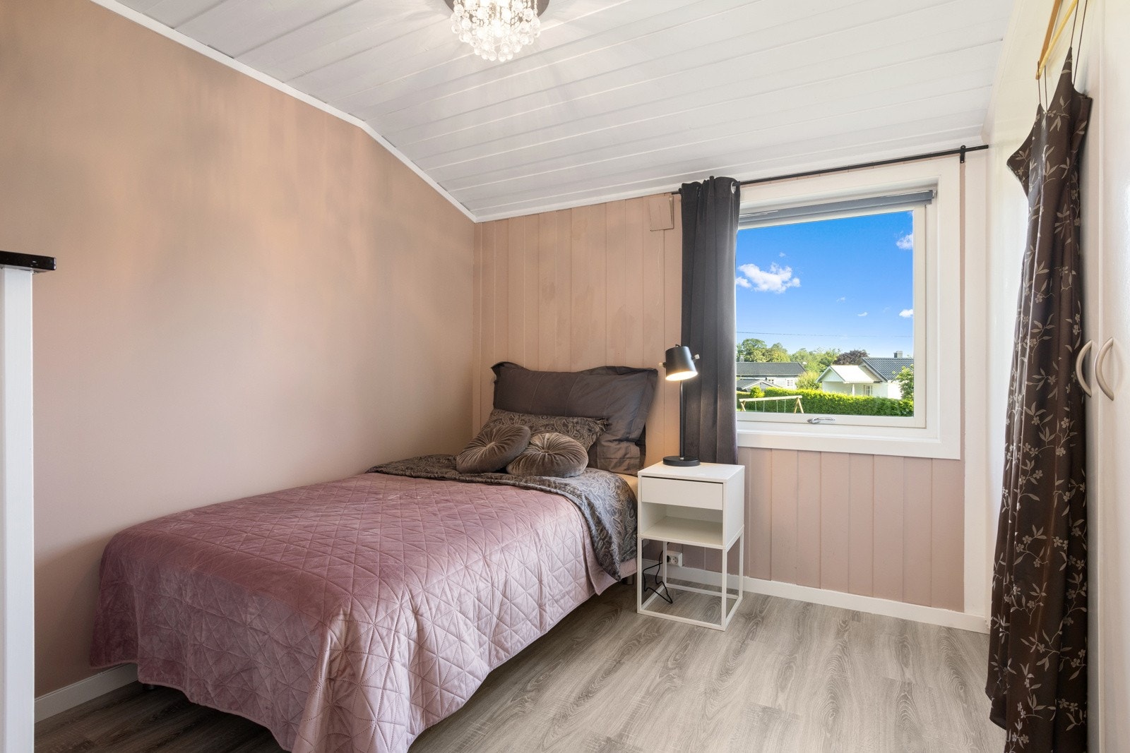 Hovedsoverom. Det er 3 soverom i samme etasje. Galleribilde