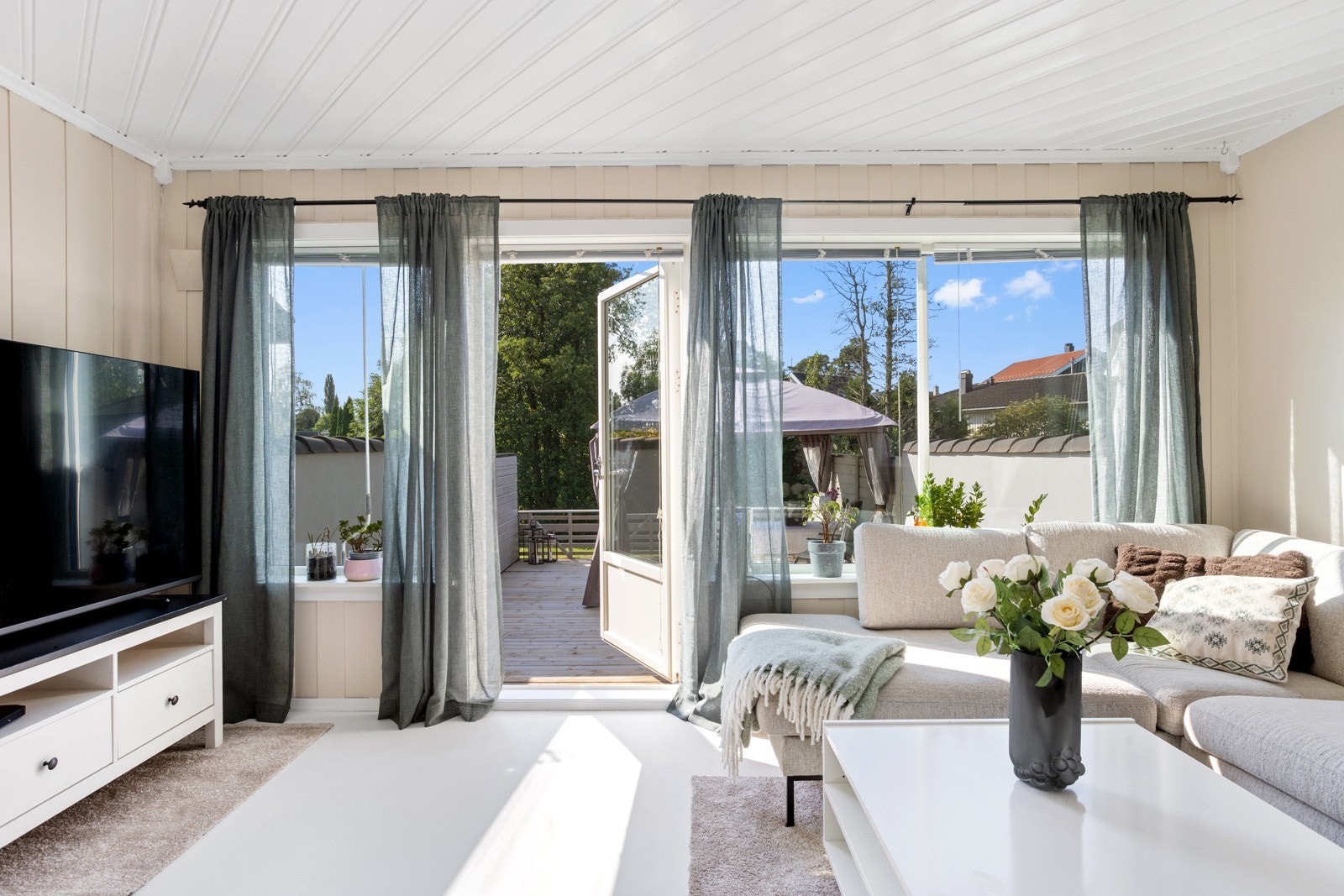 I 1. etasje er det stue, kjøkken og entré. Galleribilde