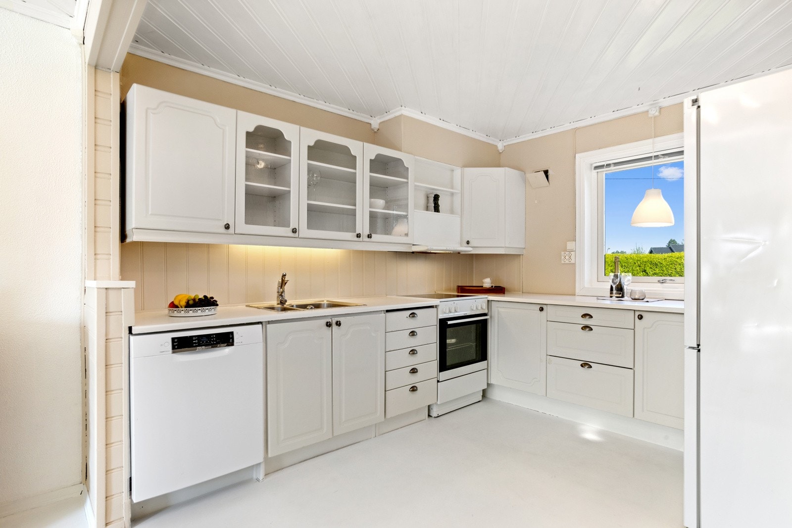 Praktisk kjøkken med god skap- og benkeplass. Opplegg for oppvaskmaskin, og plass til komfyr og kjøleskap. Galleribilde