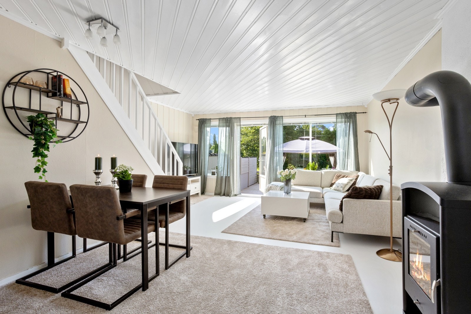 Boligen er lys og pen og går over 3 plan, oppusset mellom 2023 og 2025. Galleribilde