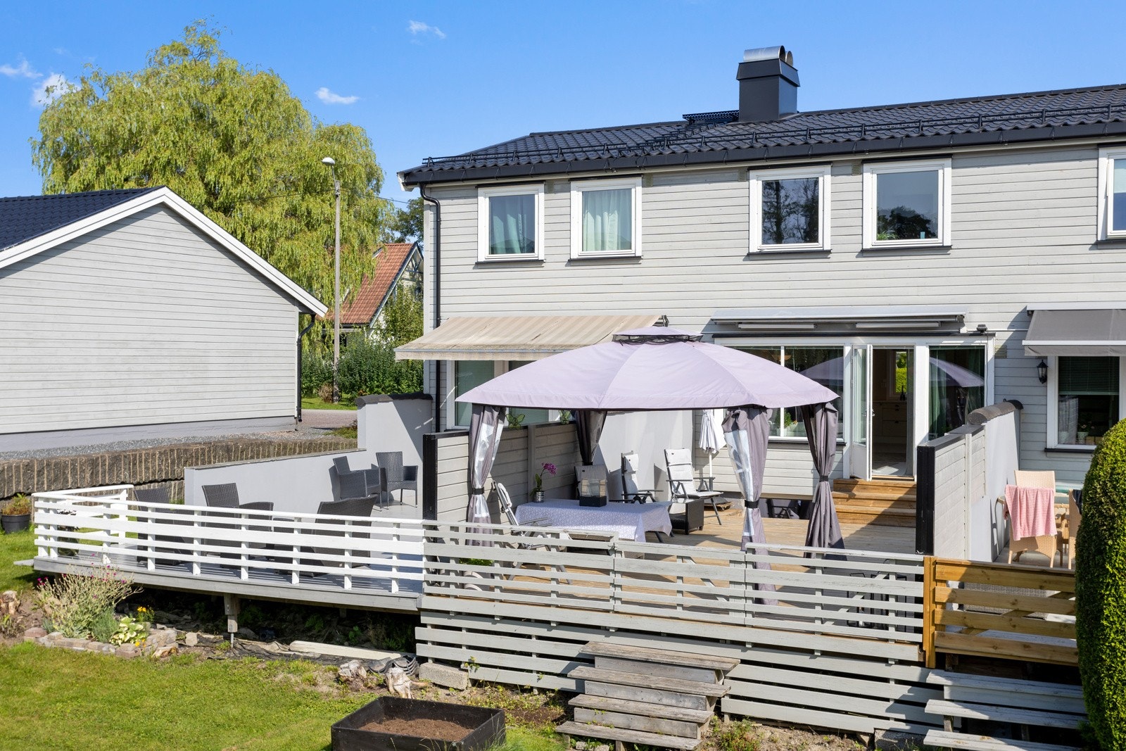 Stor og usjenert terrasse på hele 40 kvadratmeter. Galleribilde