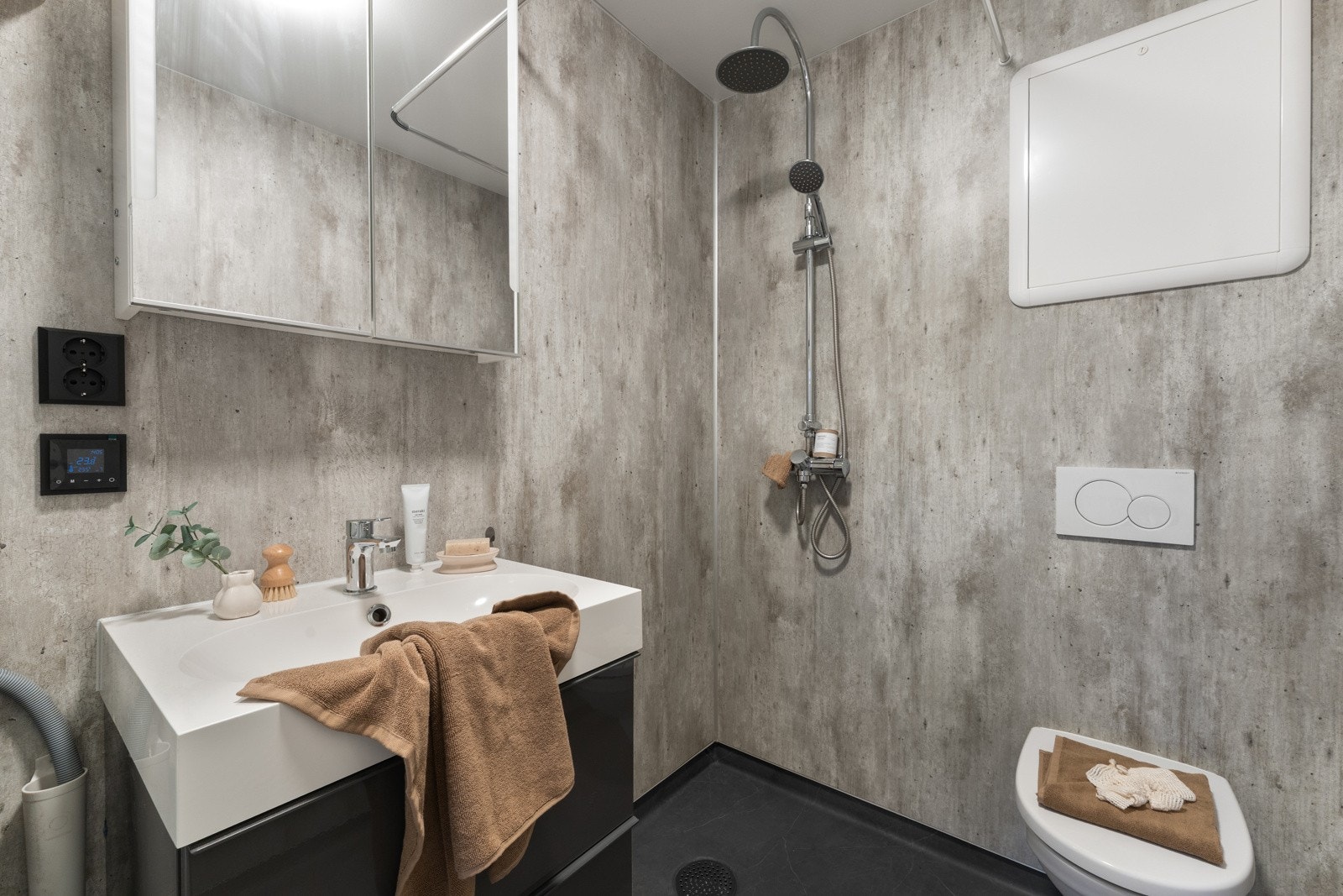 Det er et fint og praktisk bad med termostatstyrte varmekabler i gulvet. Galleribilde