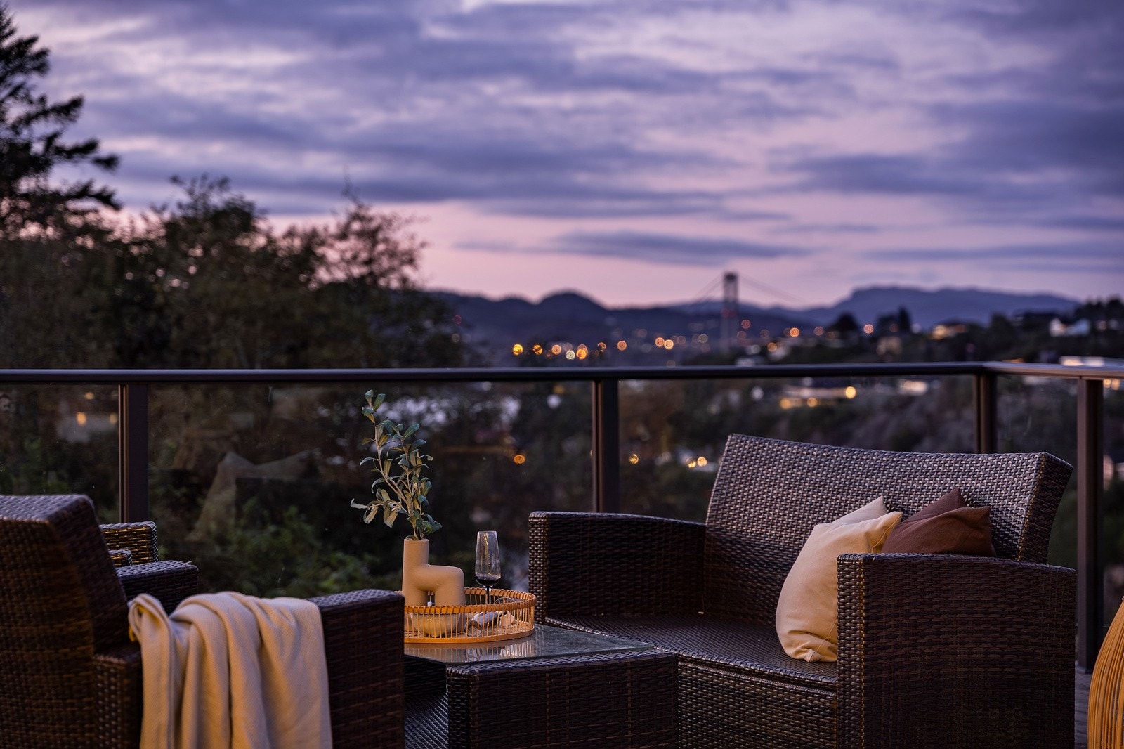 Terrassen holder hele 65 kvm. Galleribilde