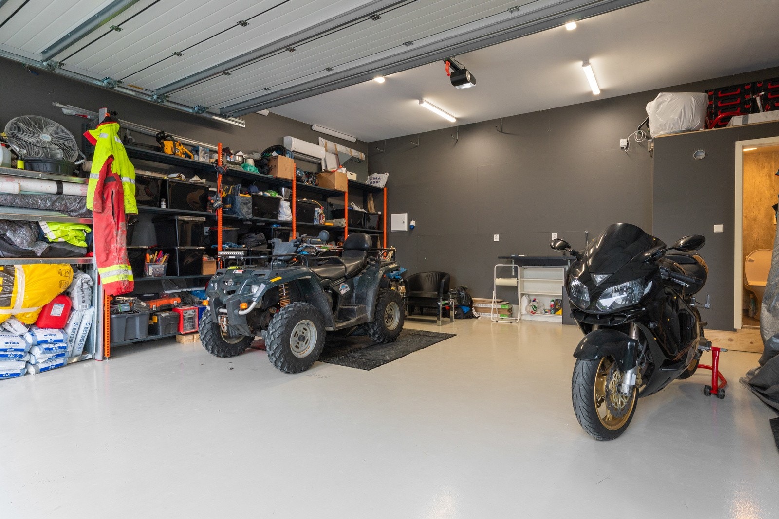 God plass til parkering i dobbelgarasje. Galleribilde