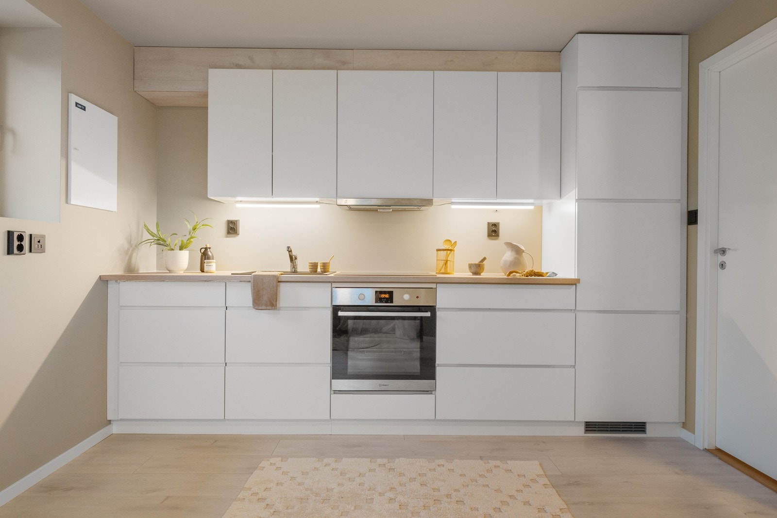 Her medfølger følgende integrerte hvitevarer i handelen: platetopp m/induksjon, stekeovn, kjøleskap m/frysedel og oppvaskmaskin. Galleribilde