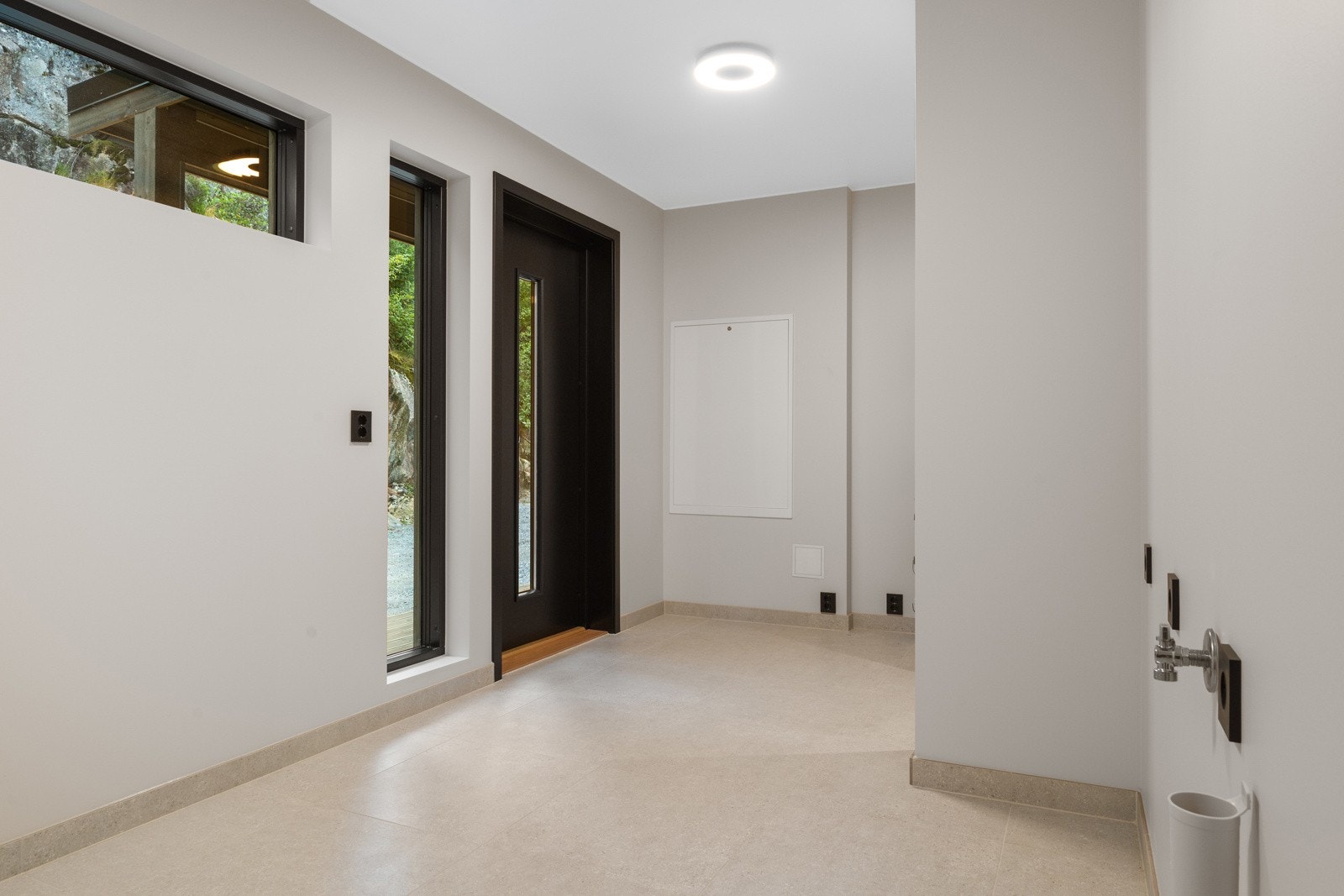 Praktisk vaskerom med egen inngang. Vaskerommet er også teknisk rom med tanke på vannbåren varme. Galleribilde