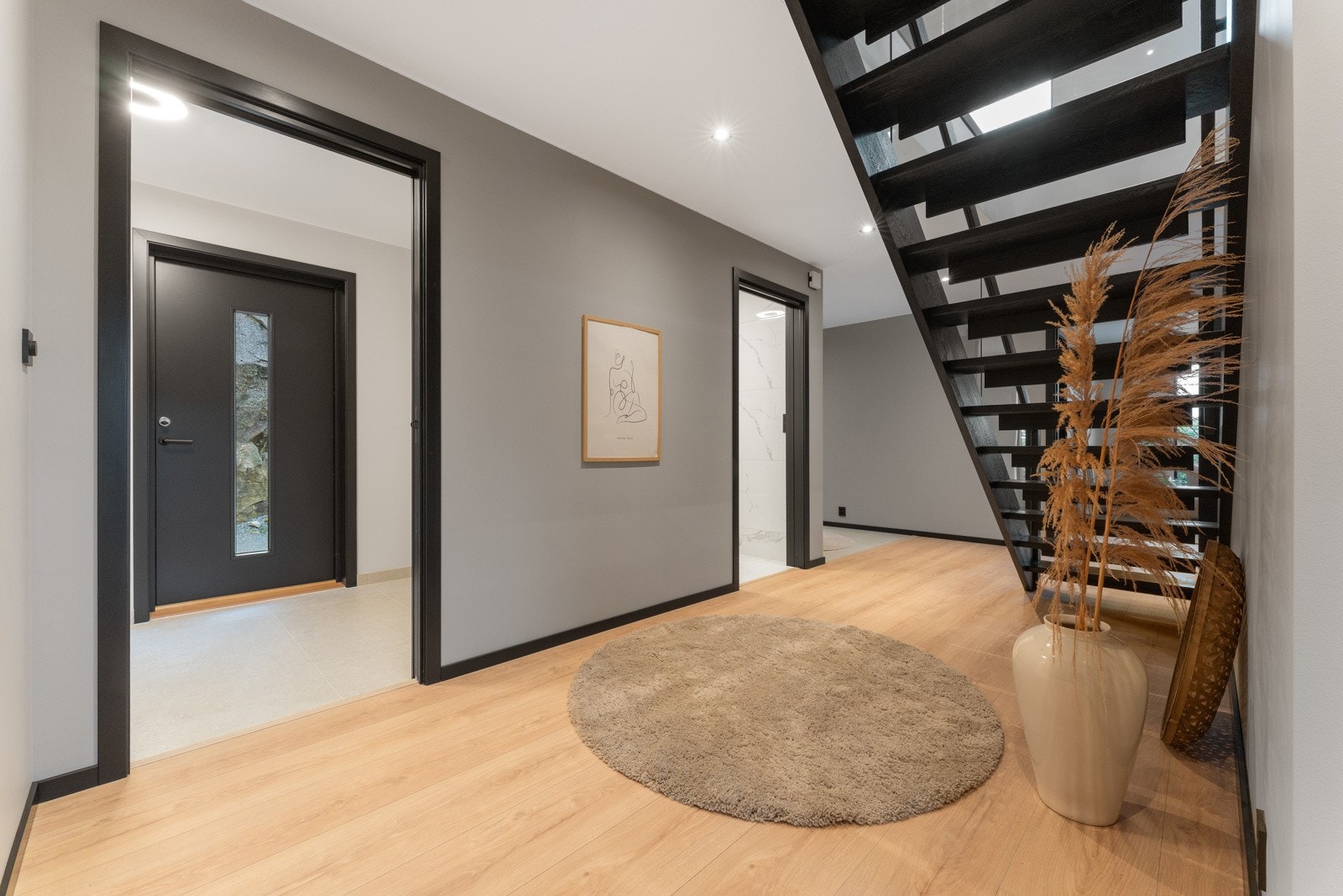 Vi går så ned i boligens 1. etasje hvor vi finner stue, 3 soverom, 2 bad og vaskerom. Galleribilde