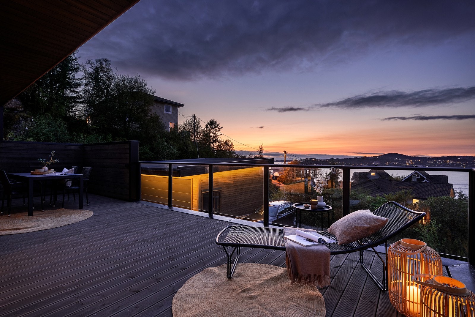 Boligen har flotte og solrike uteplasser fra 1. og 2. etasje. Galleribilde