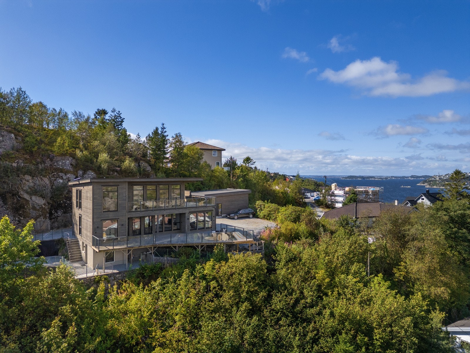 Det tar kun rundt 15 minutter til Bergen sentrum og ca. 15 minutter til Flesland. Galleribilde