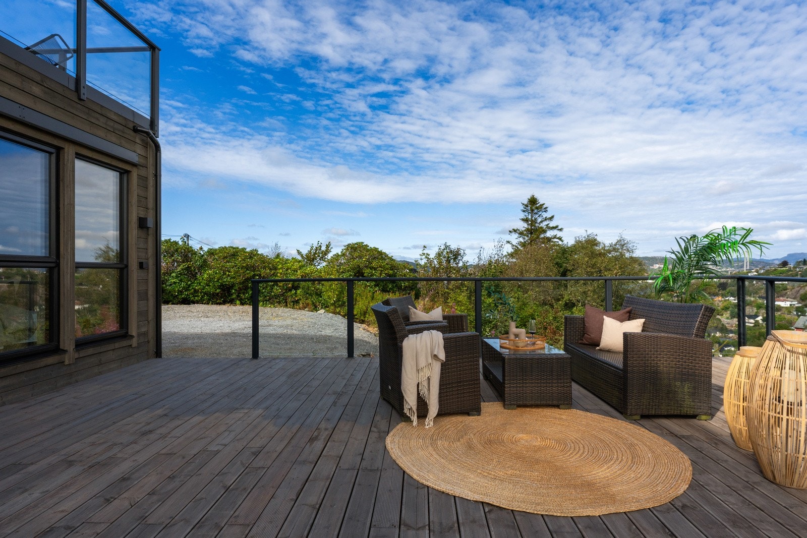 Fra kjellerstuen er det utgang til en flott uteplass. Det er flere store og flotte uteområder på eiendommen. Galleribilde