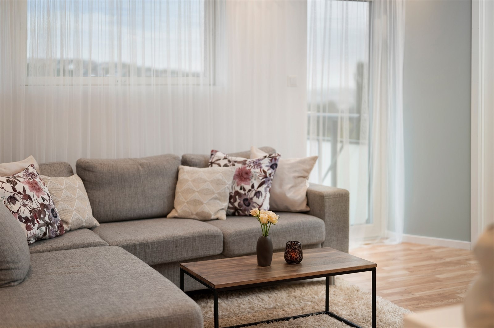 Kabel-tv/internett, kommunale avgifter, trappevask, vaktmestertjenester etc. er inkl. i felleskostnadene. Ingen dokumentavgift ved kjøp. Galleribilde