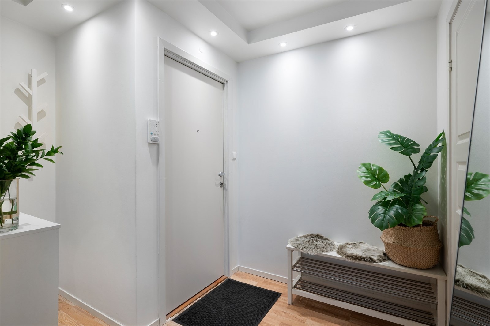 Innbydende inngangsparti som gir et godt førsteinntrykk av leiligheten. Galleribilde