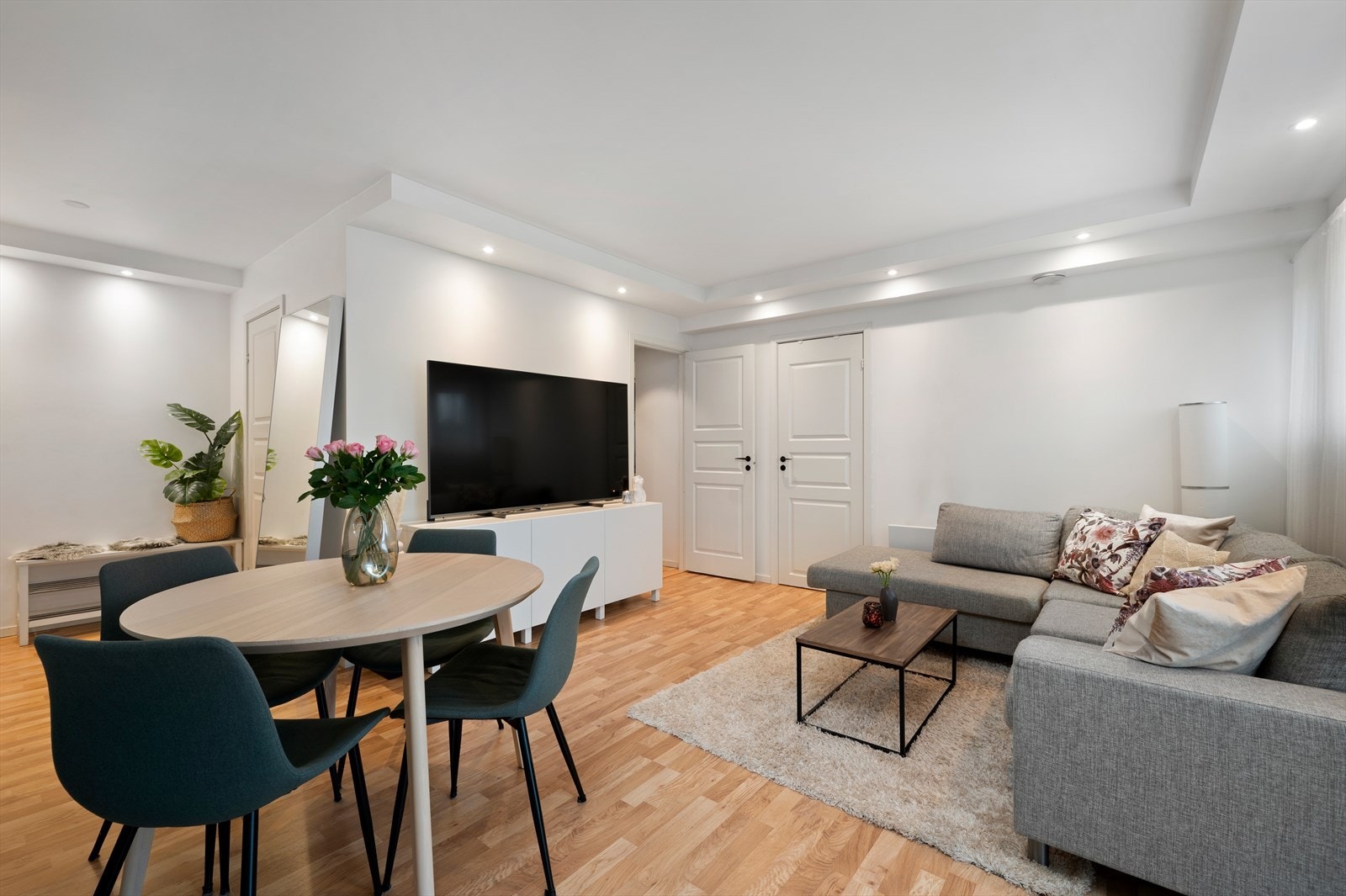 Heimdal Eiendomsmegling v/Henrik Midtøy har gleden av å presentere en moderne og romslig leilighet på Romolslia. Galleribilde