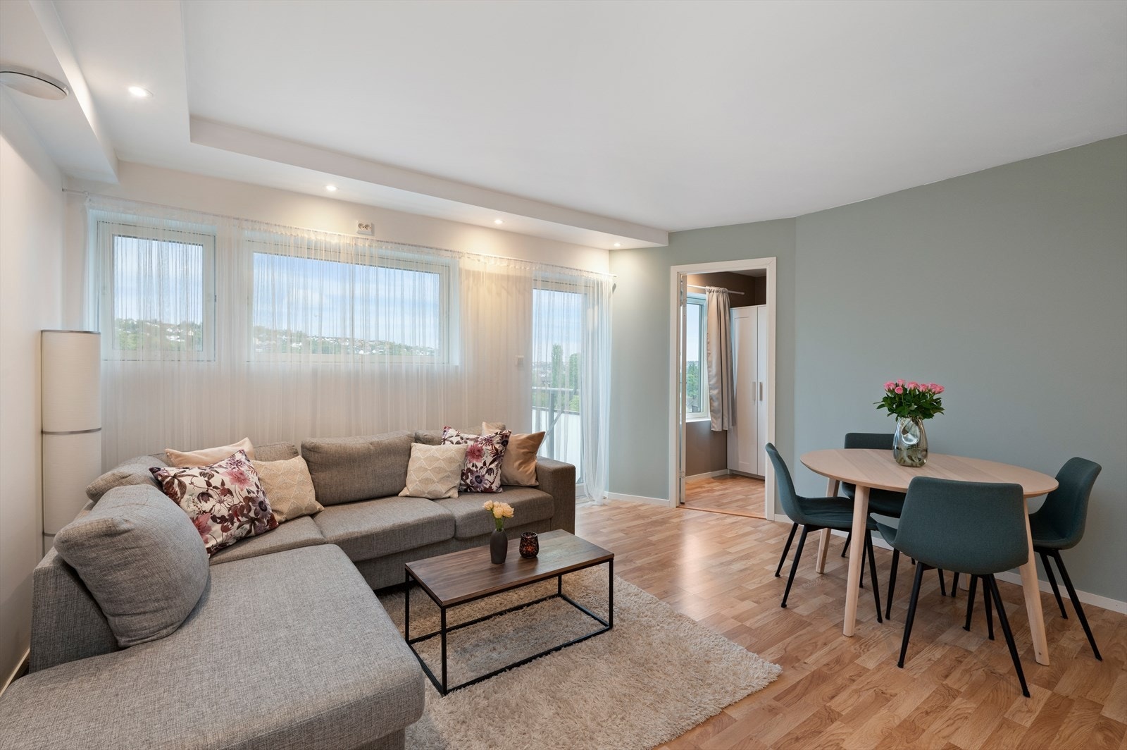 Moderne downlights i himling som gir en moderne lyssetting i leiligheten. Galleribilde