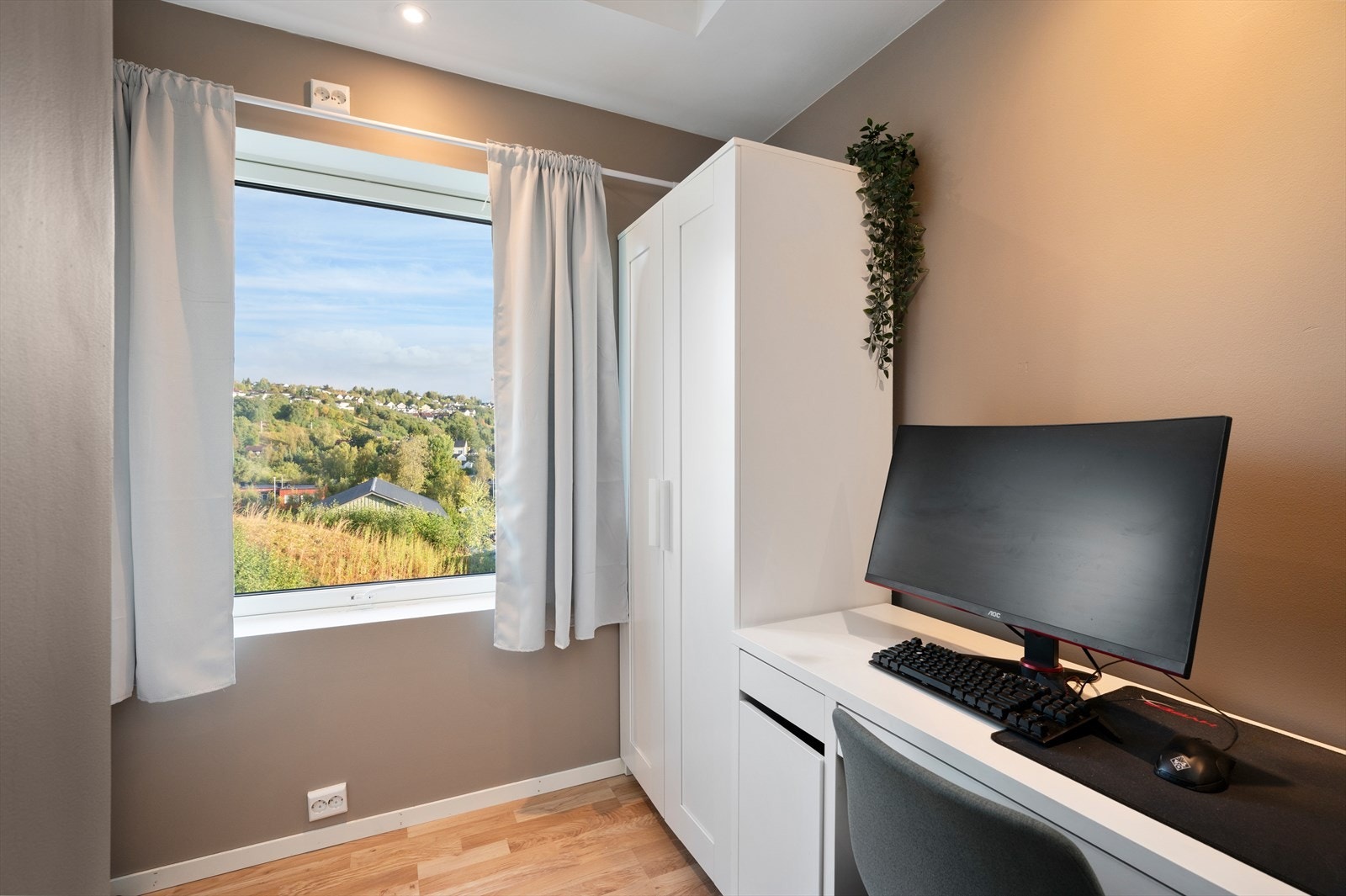 Soverommet er oppmålt til 6,4 kvm. Rommet kan enkelt brukes som gjesterom, kontor eller barnerom. Galleribilde