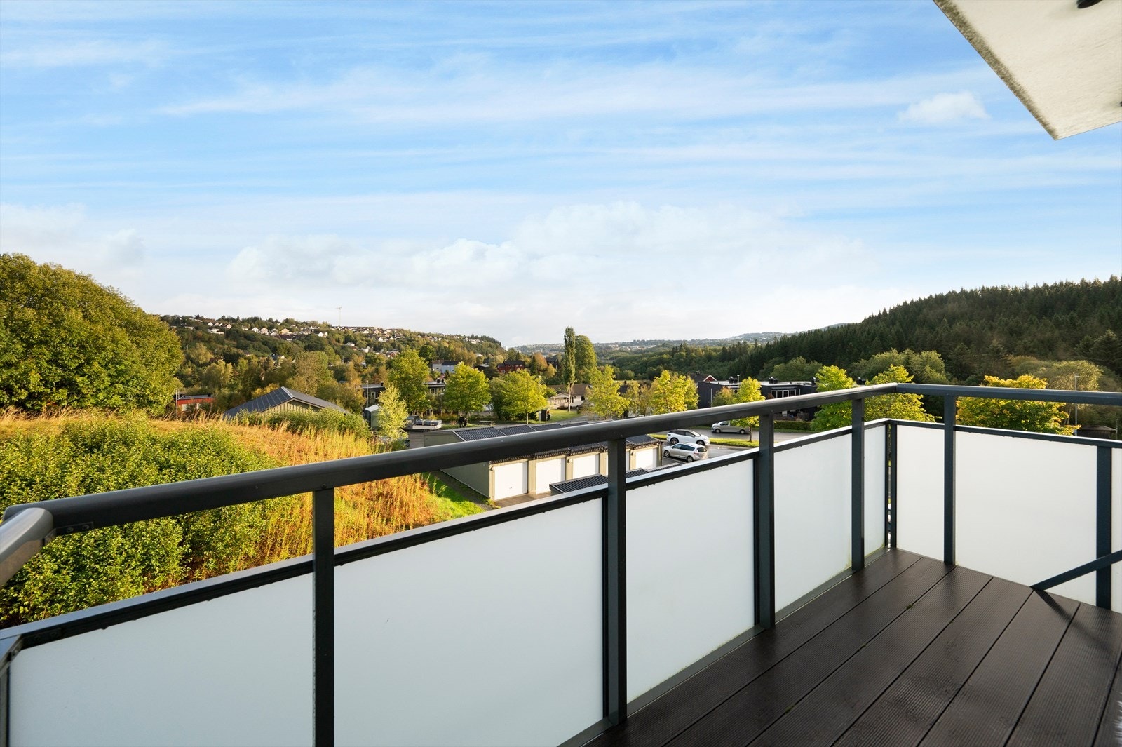 Balkongen er overbygd som gir økt bruksvennlighet gjennom hele året. Galleribilde