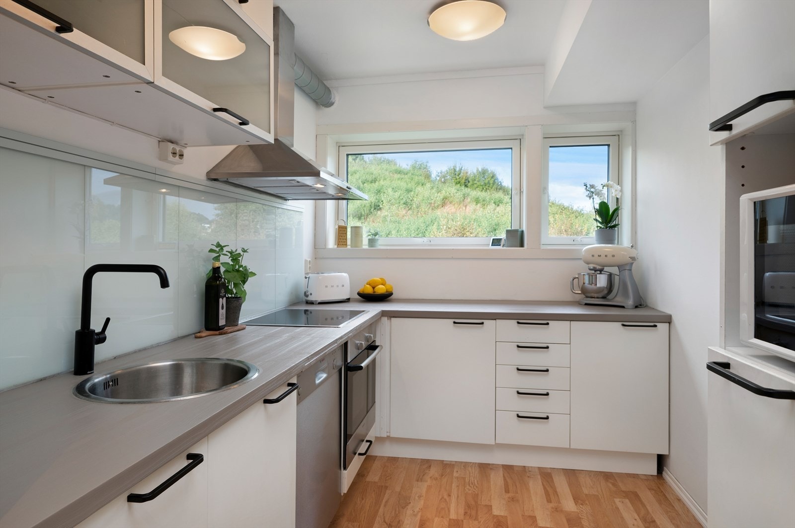 Tidsriktig kjøkken med mye skap og benkeplass. Galleribilde