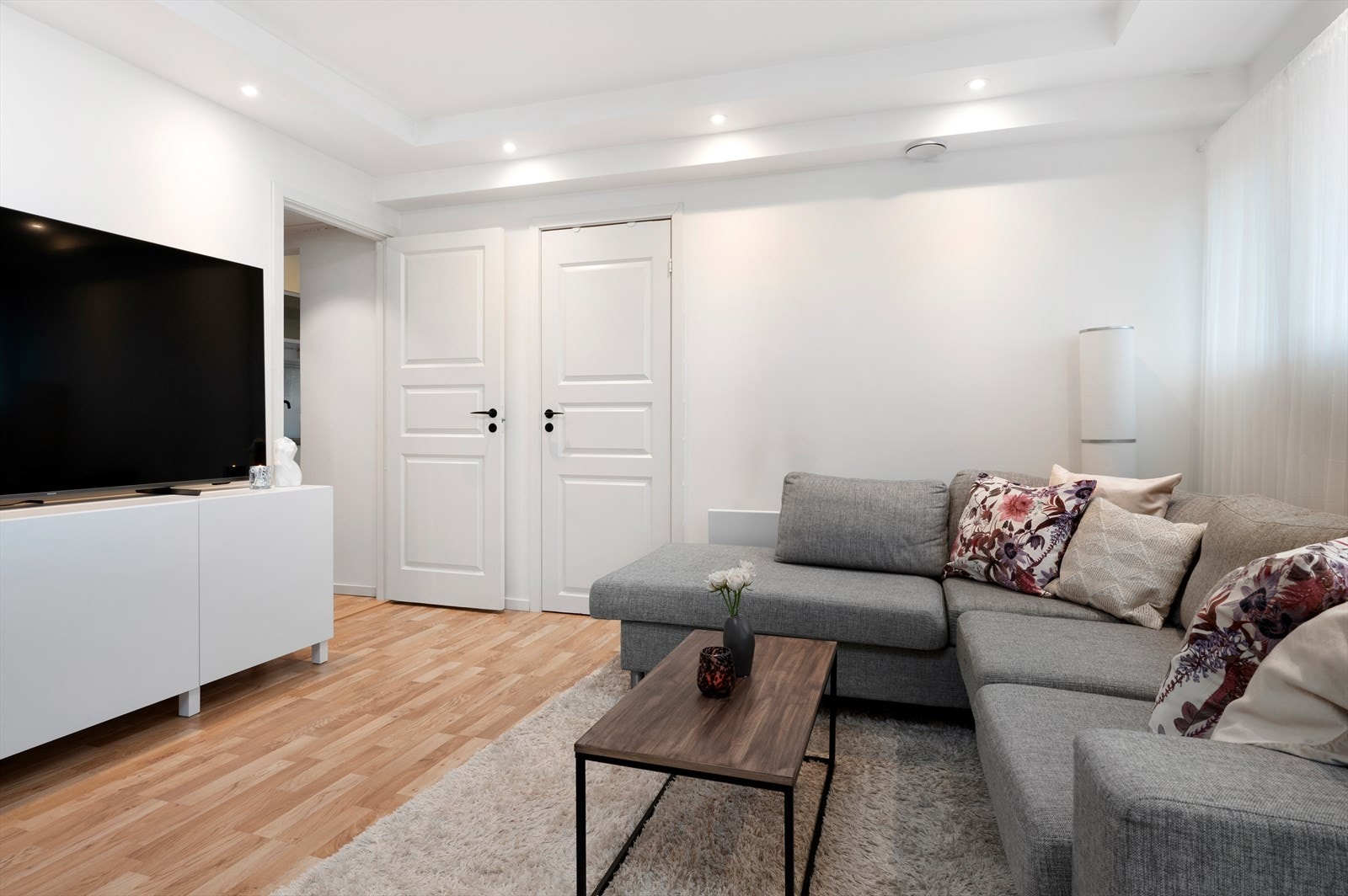 Boligen ligger i et rolig og barnevennlig område med umiddelbar nærhet til barnehage og skole. Galleribilde