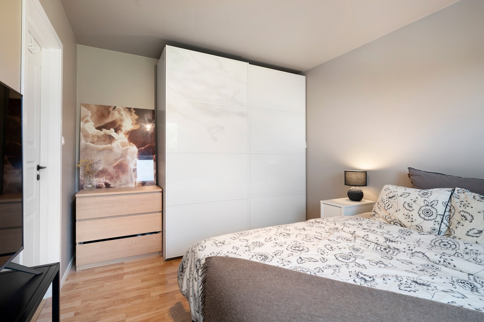 Soverommet kan enkelt innredes med dobbeltseng, nattbord på hver side og stor garderobeløsning. Galleribilde