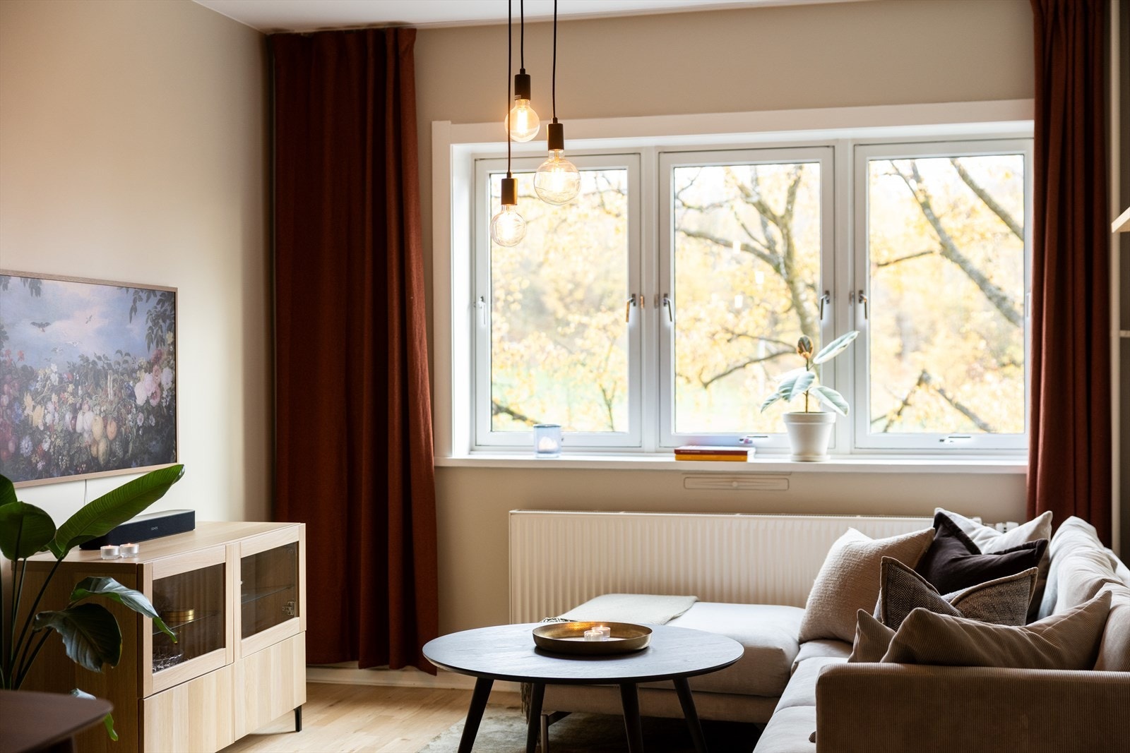 Overflatene er malt i en lys beigetone som gir et delikat uttrykk. Galleribilde