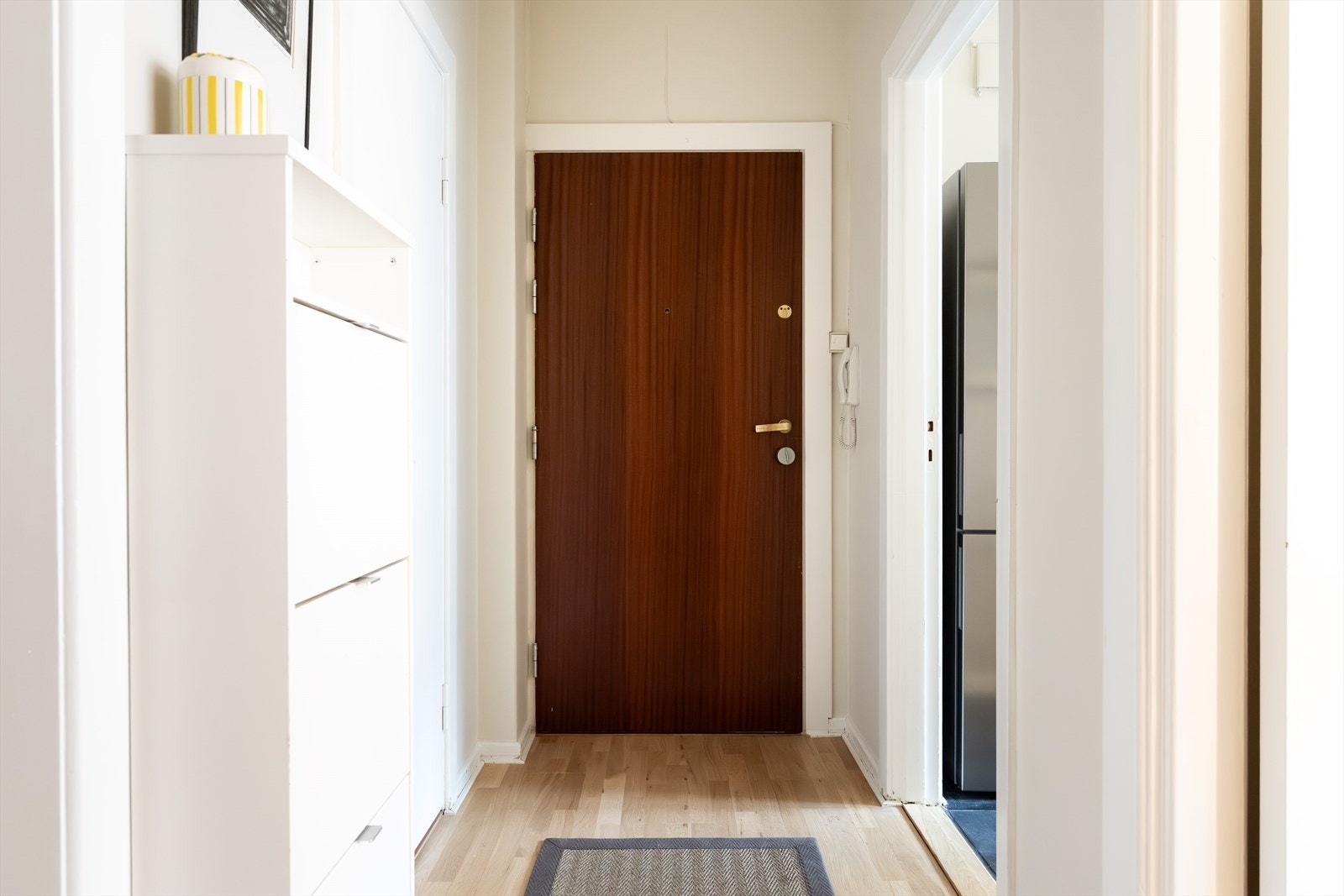 Velkommen inn! Leiligheten har en lys entré med god plass til oppbevaring av yttertøy og sko. Galleribilde