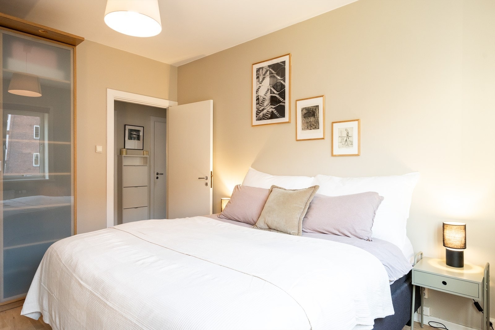 Soverommet er av god størrelse med plass til dobbeltseng, nattbord og tilhørende møbler. Galleribilde