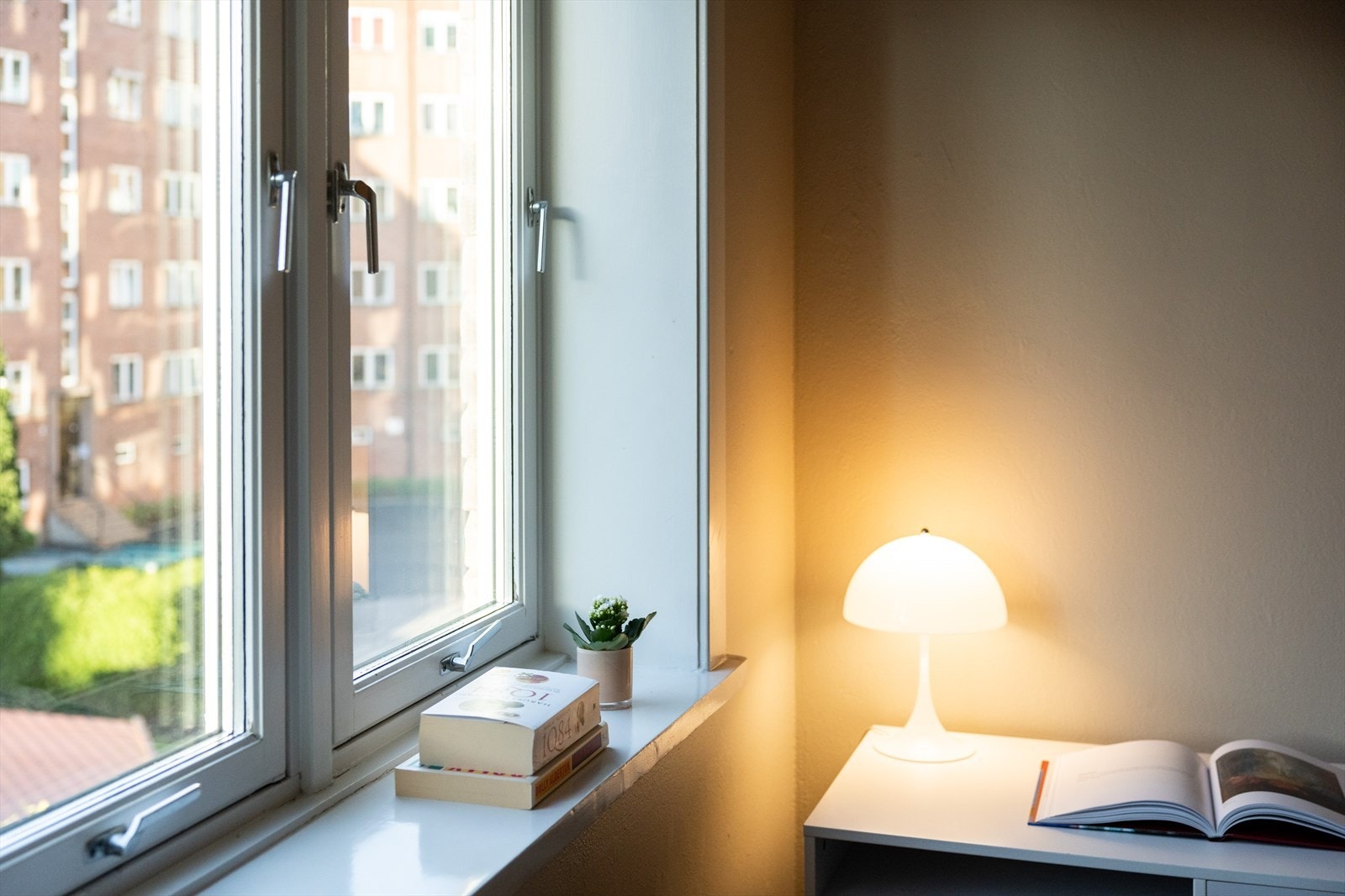 Den duse fargetonen og de store vindusflatene gir rommet en lun følelse. Galleribilde