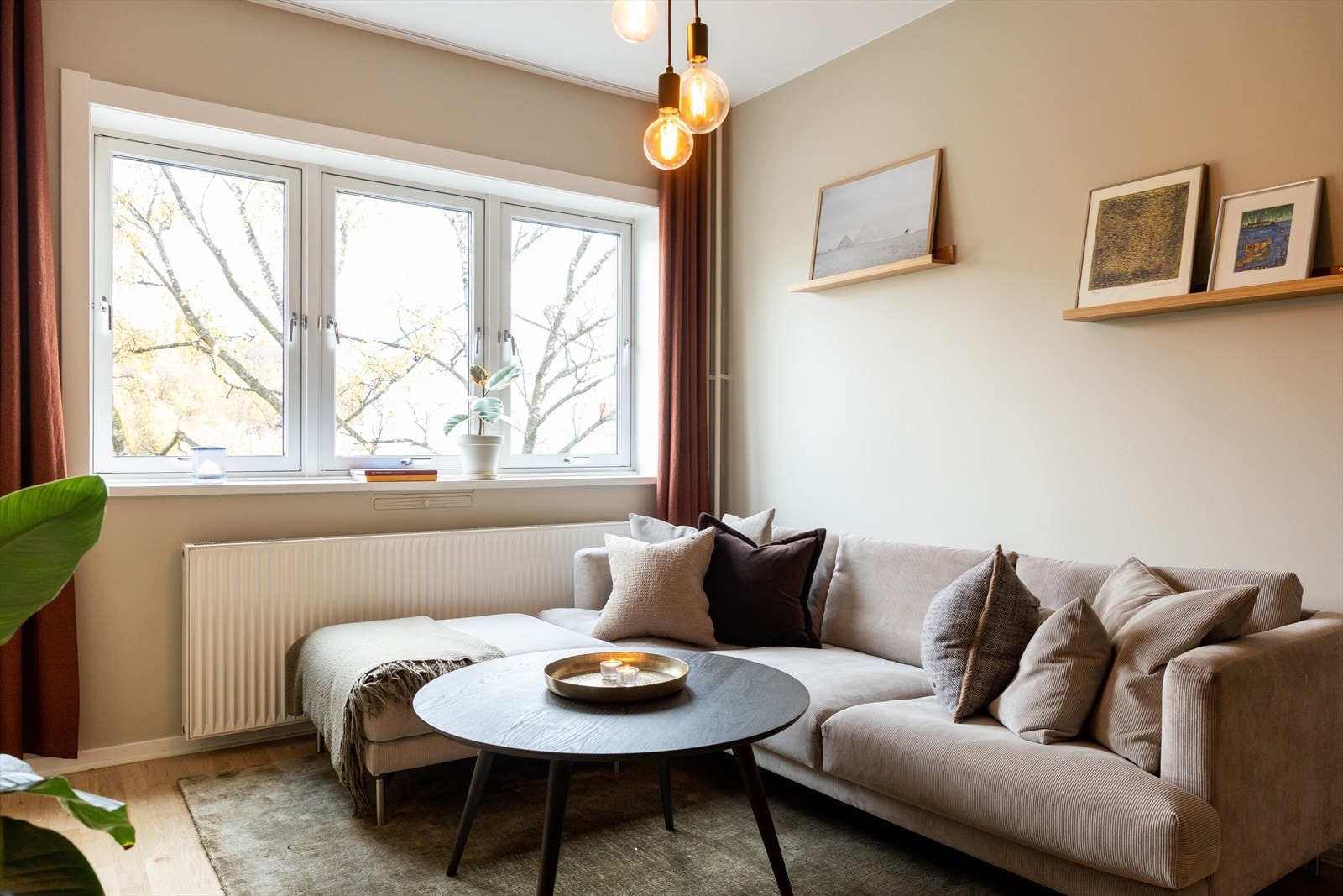 Planløsningen åpner for flere mulig møbleringsalternativer med god plass til sofagruppe, TV-møbler og spisebord. Galleribilde