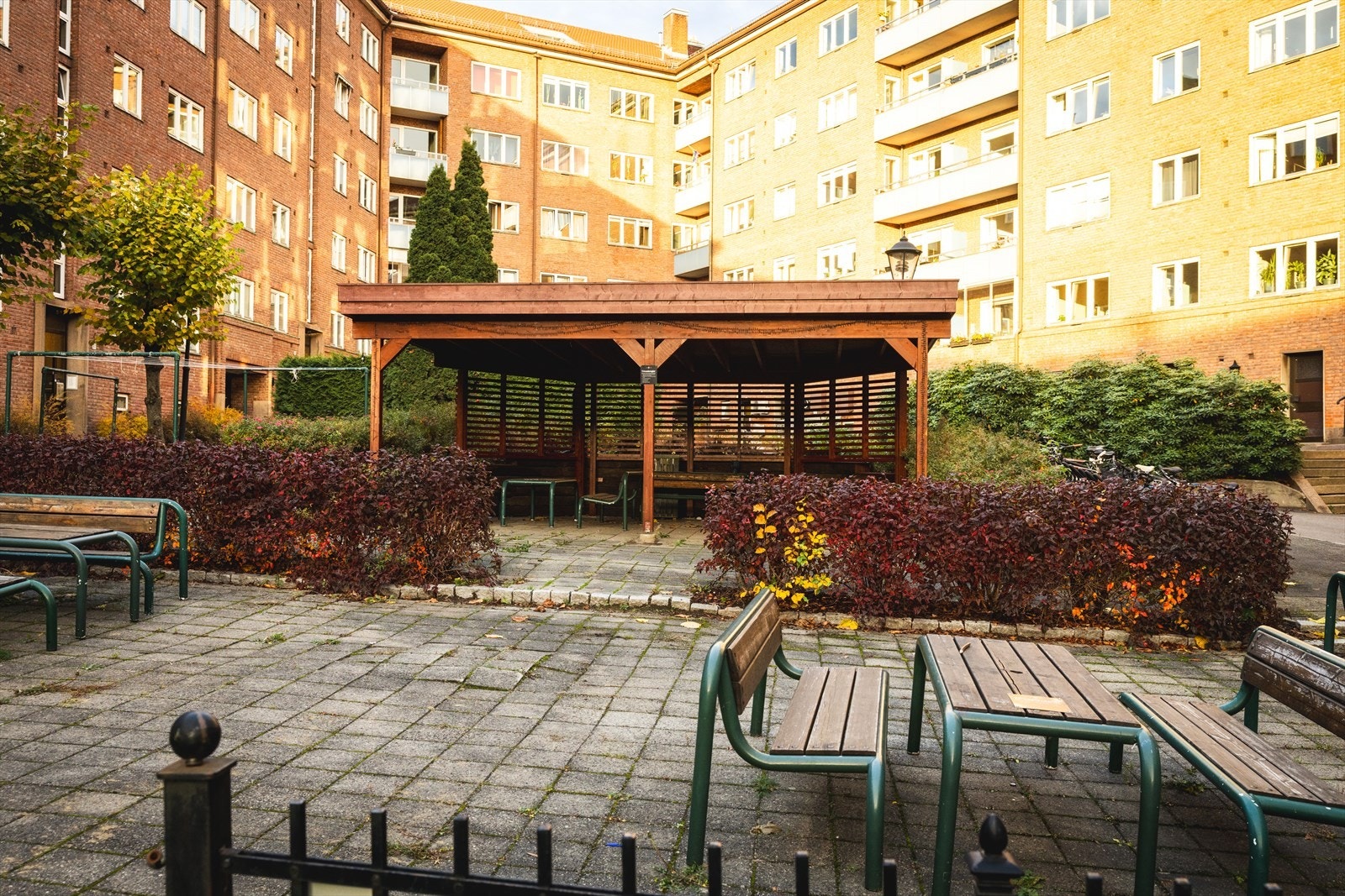 Videre byr borettslaget på flotte fellesareal som er pent opparbeidet med beplantning og sittegrupper. Galleribilde